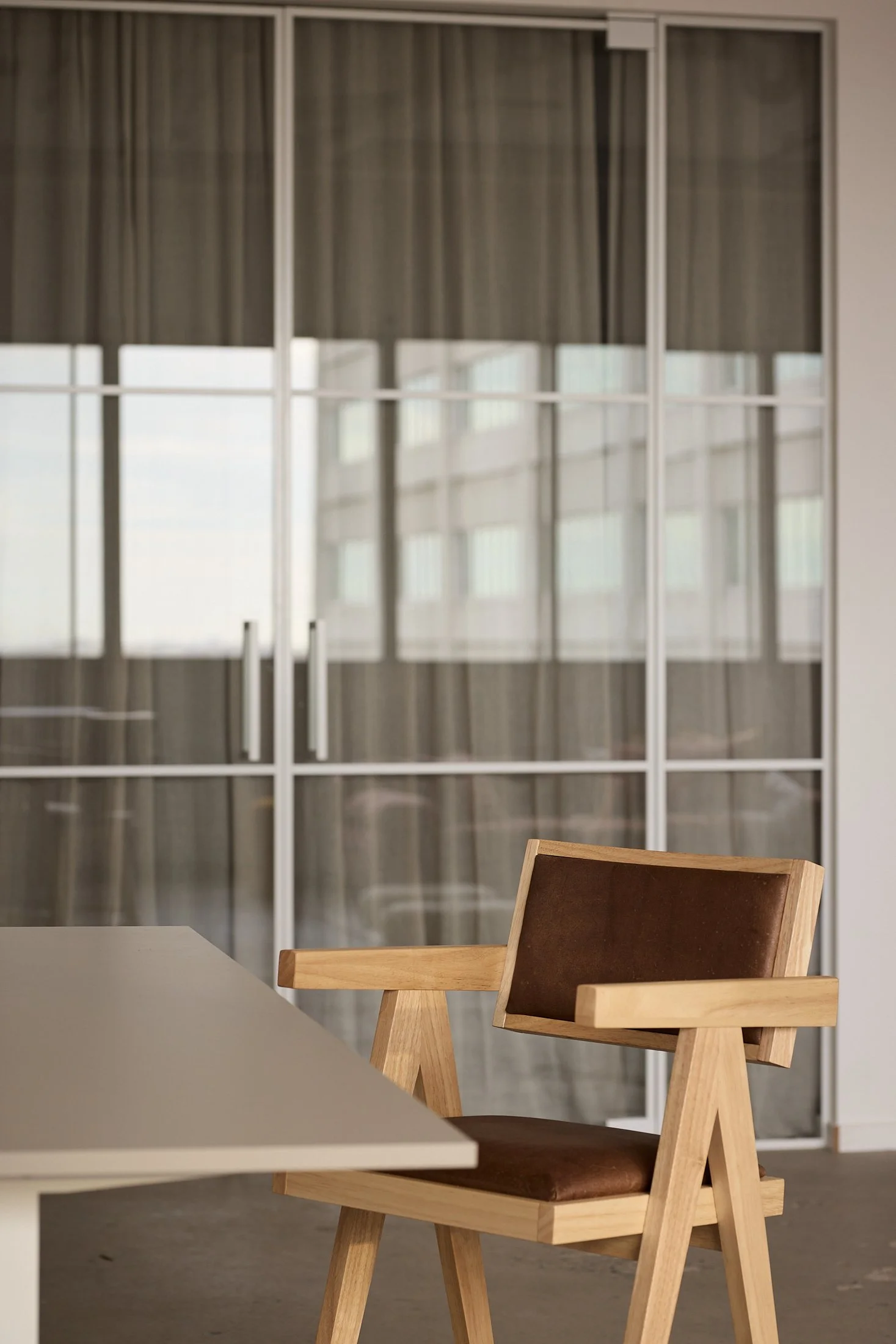 Studio Photo, chaise en bois avec portes vitrées en arrière-plan, chaleureux, lumière douce, réflexions