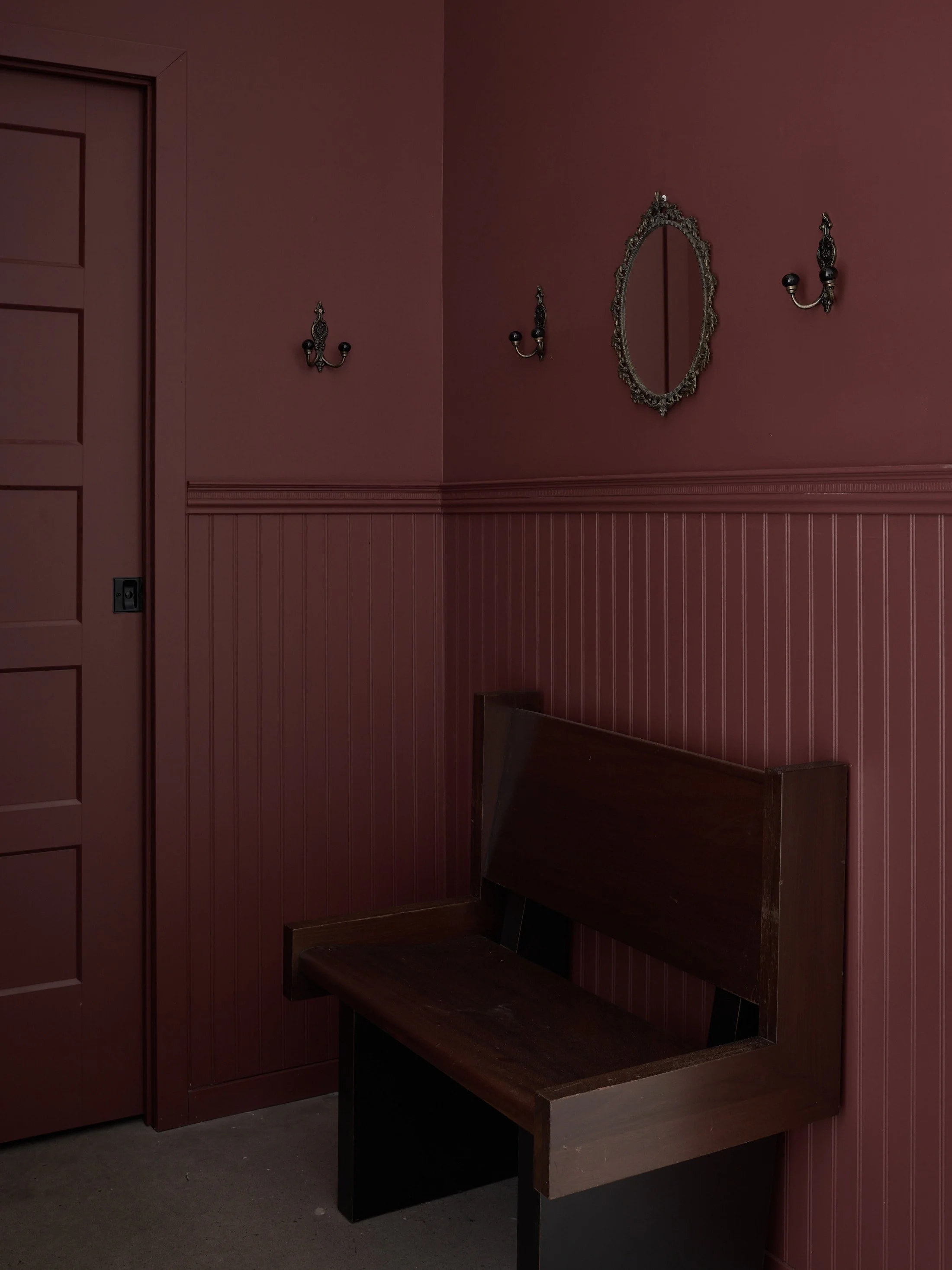 Salle d'accueil rouge, moody, chaleureux, sombre, bois