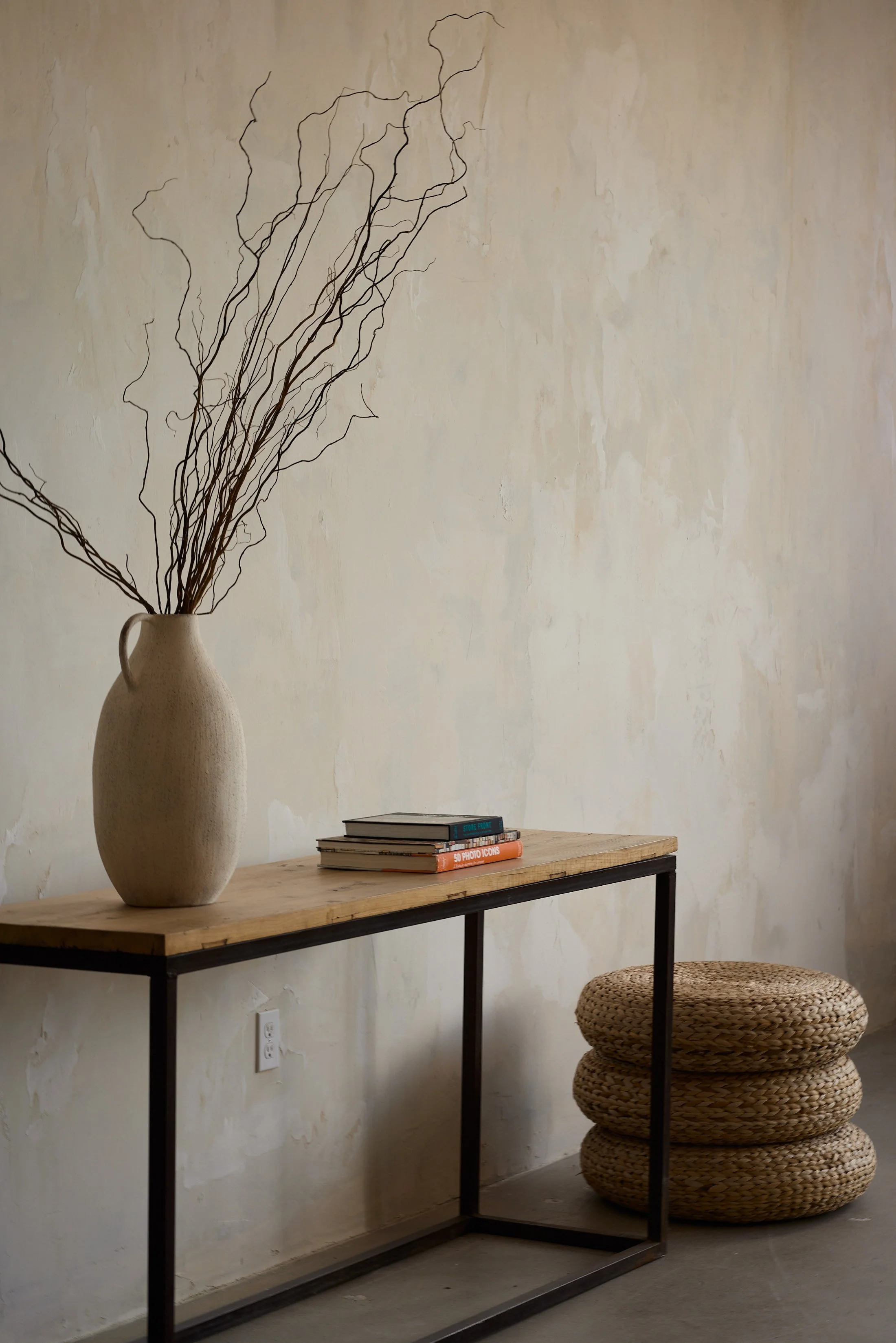 Mur texturé, lumineux, nature morte, beige, lumière douce, sérénité, chaleureux