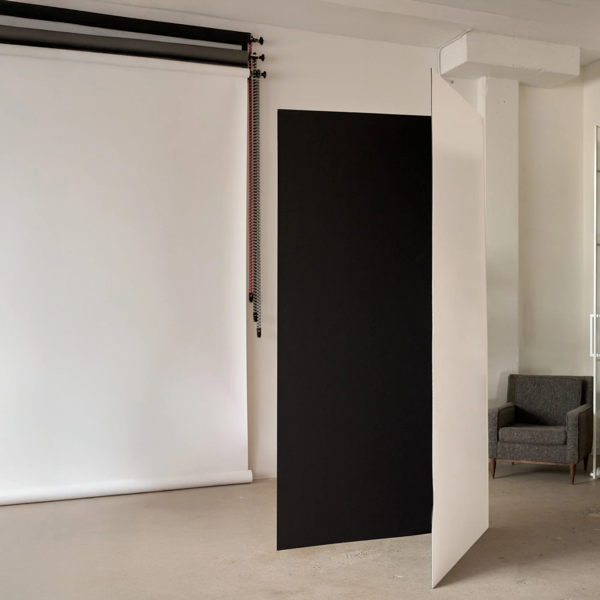 Foam core deux cotés, noir et blanc dans studio lumineux, beige, minimaliste, lumière naturelle