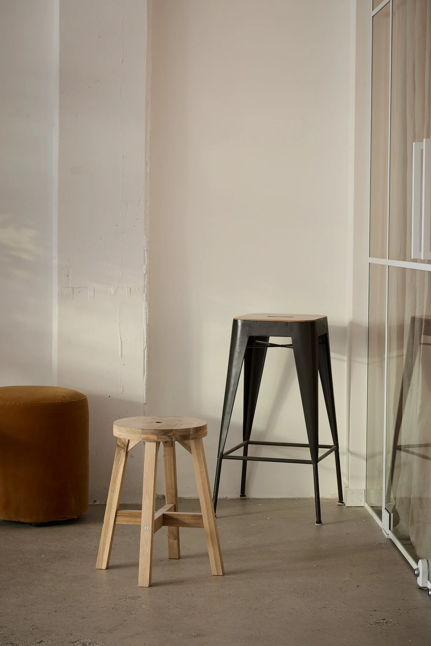 Studio Photo, tabourets, couché de soleil, lumière douce, chaleureux