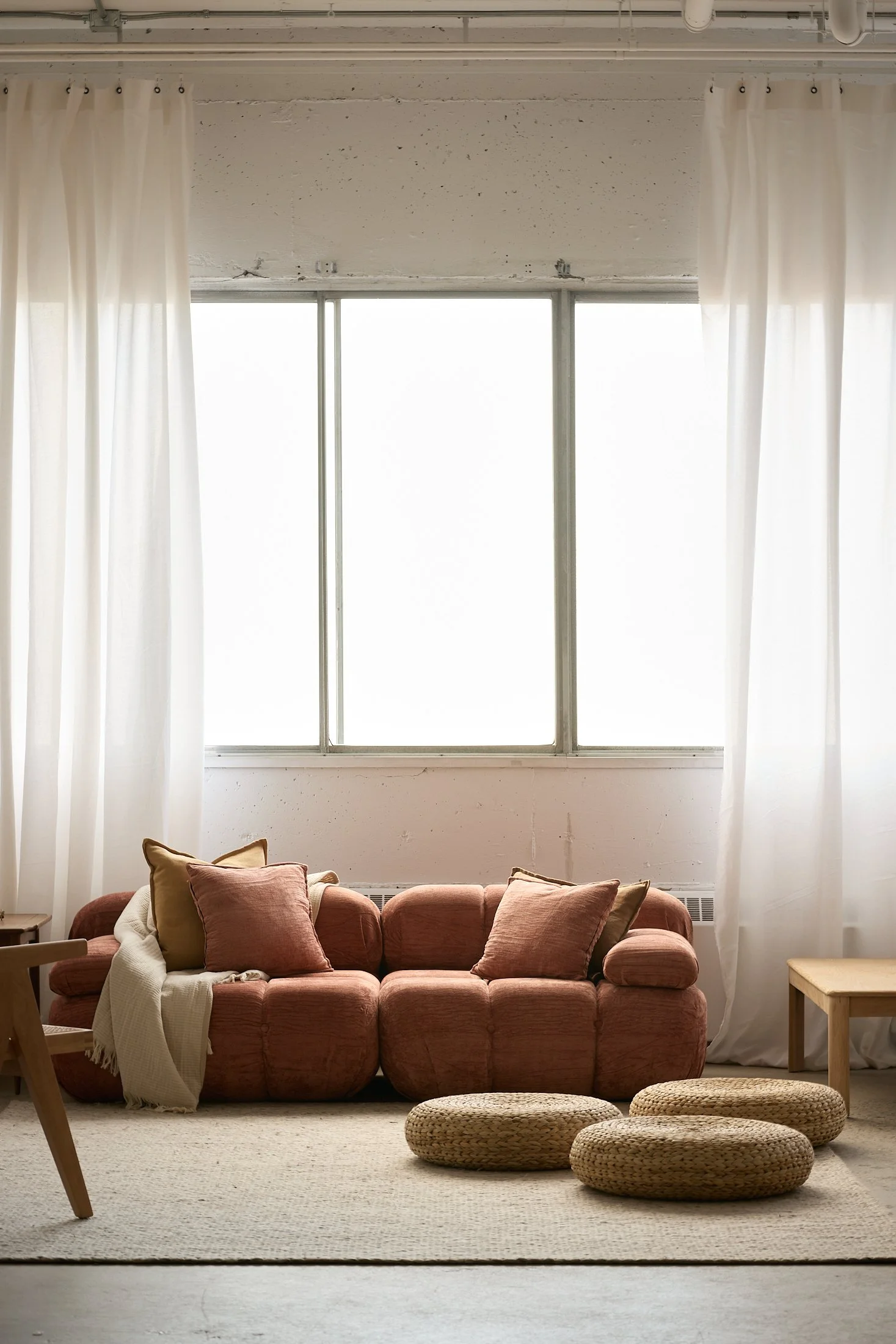 Salon, chaleureux, lumière naturelle, lumière douce, beige, bois, relaxation