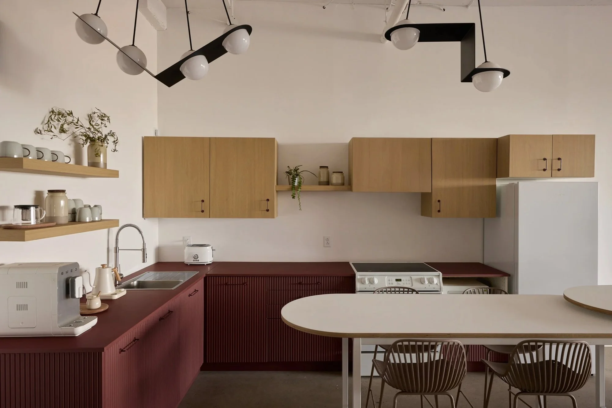 Cuisine contemporaine, art déco, chaleureux, beige, bois, lumineux, lumière naturelle