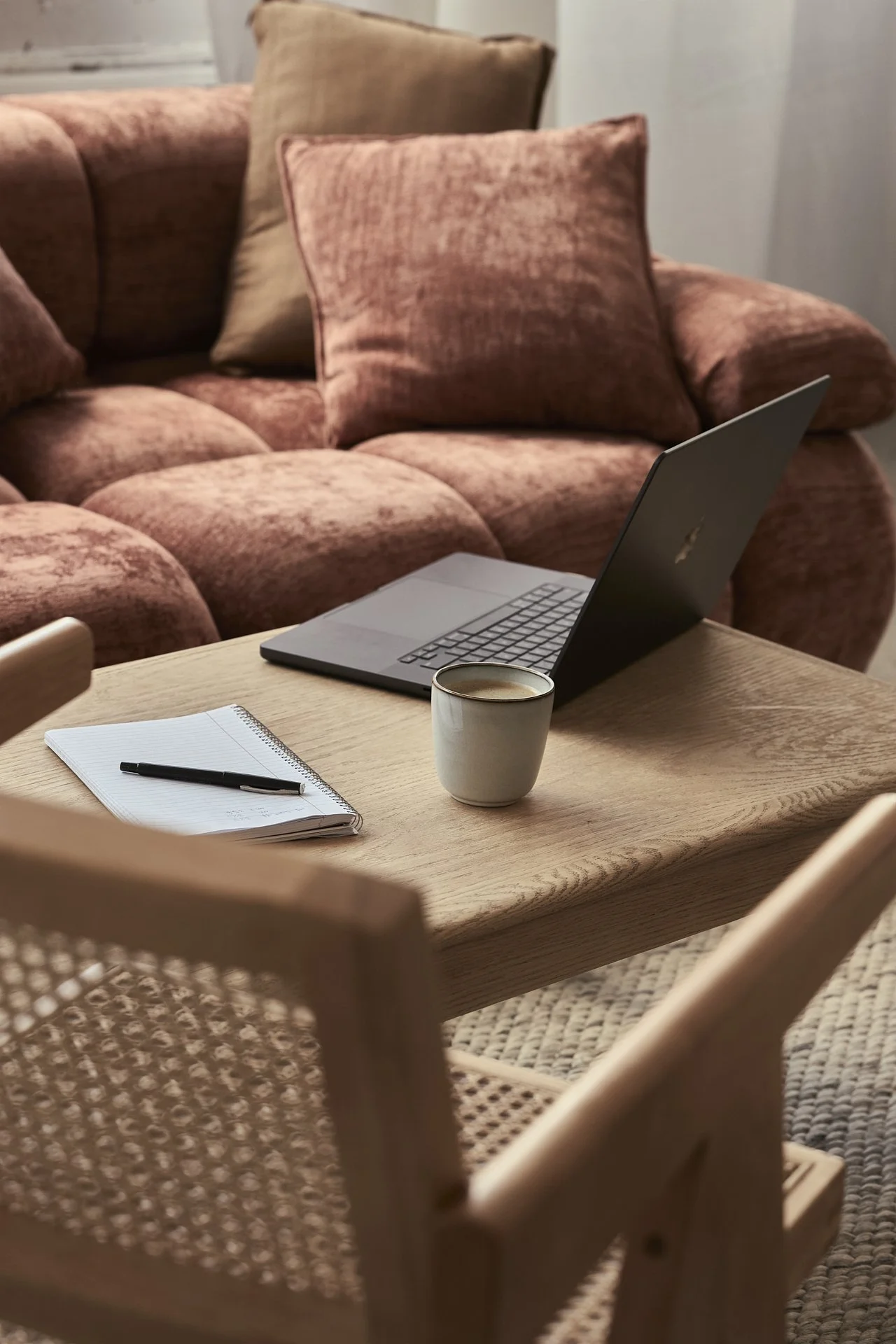 Ordinateur portable sur table en bois, rustique, chaleureux, lumière naturelle, café chaud