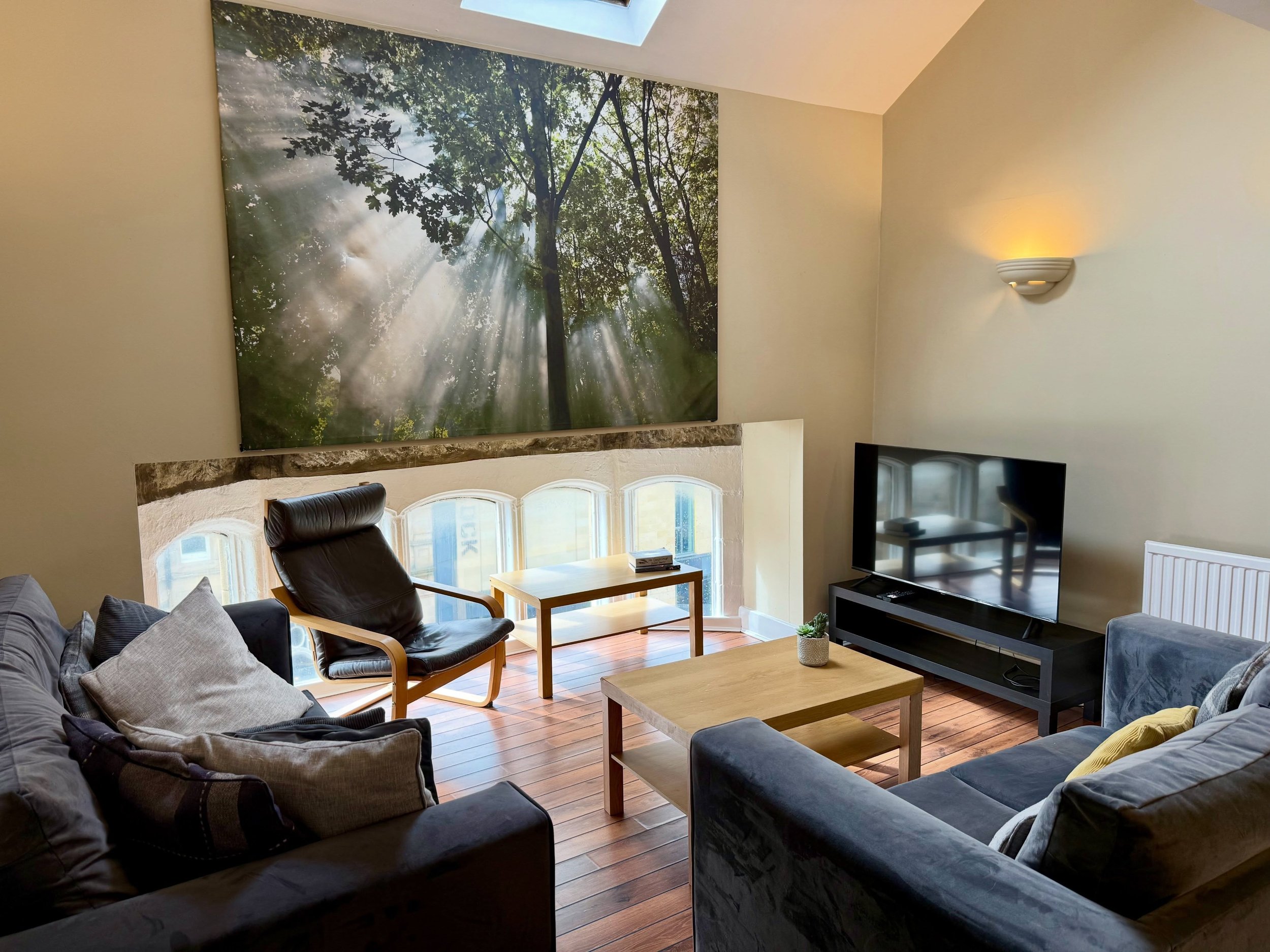 When your student flat comes with a ballroom ceiling&hellip; 👀🪩

Welcome to Flat A at Alexandra Hall a city-centre flat with statement ceilings, original details and all the space you need to live, chill and make memories with your flatmates.

🛏️ 