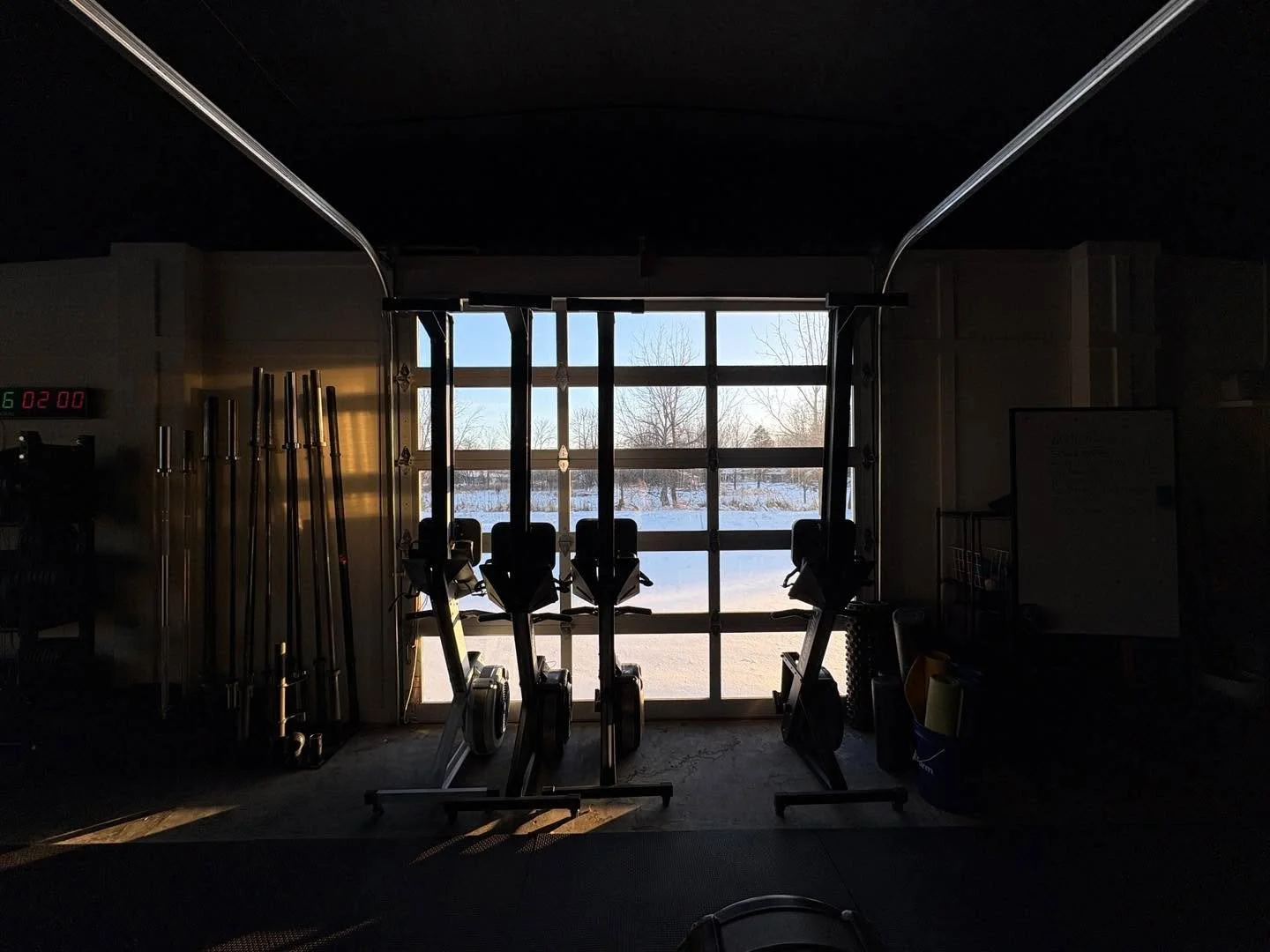 Golden hour hits different when you&rsquo;re at the gym ☀️ 
Join us for a &ldquo;golden hour&rdquo; class this week! 

#functionalmovement #lakecountry #lakecountrywi #oconcrossfit #gym #CrossFitCommunity #CrossFit #crossfit #crossﬁtcommunity #lakeco