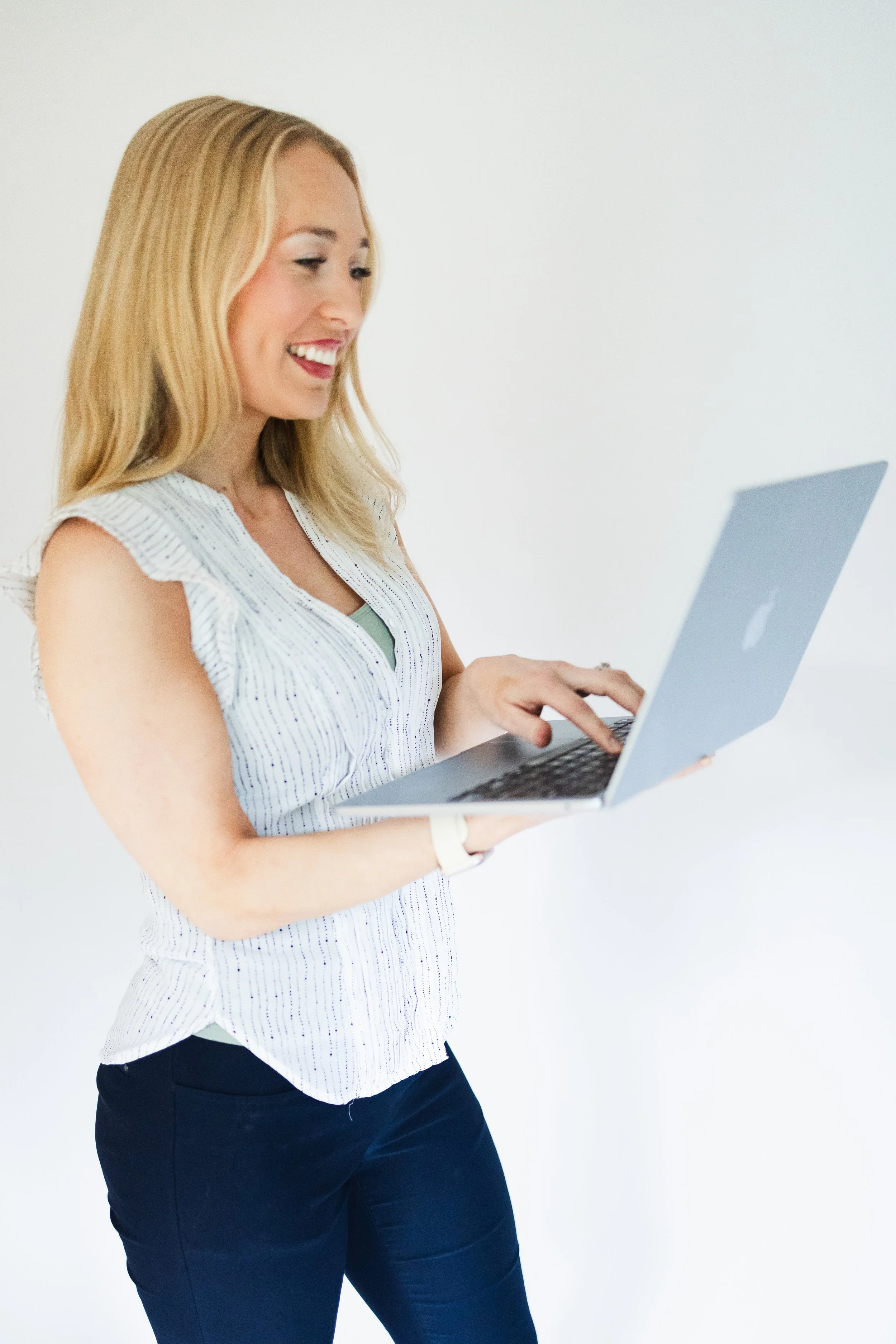 Certified Nutrition Coach, Diana Cross, discusses nutrition habits and practices with client over virtual call.