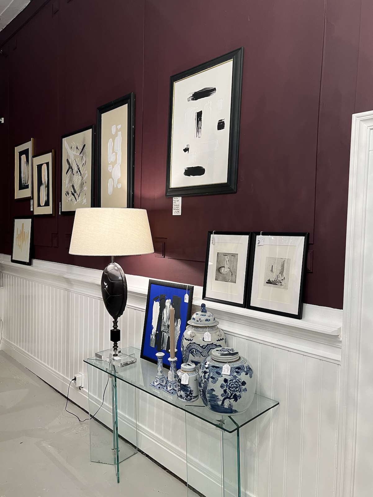 Right in the vibrant heart of Amsterdam, along the enchanting canal belt, you'll find this exclusive pop-up retail space for rent. 