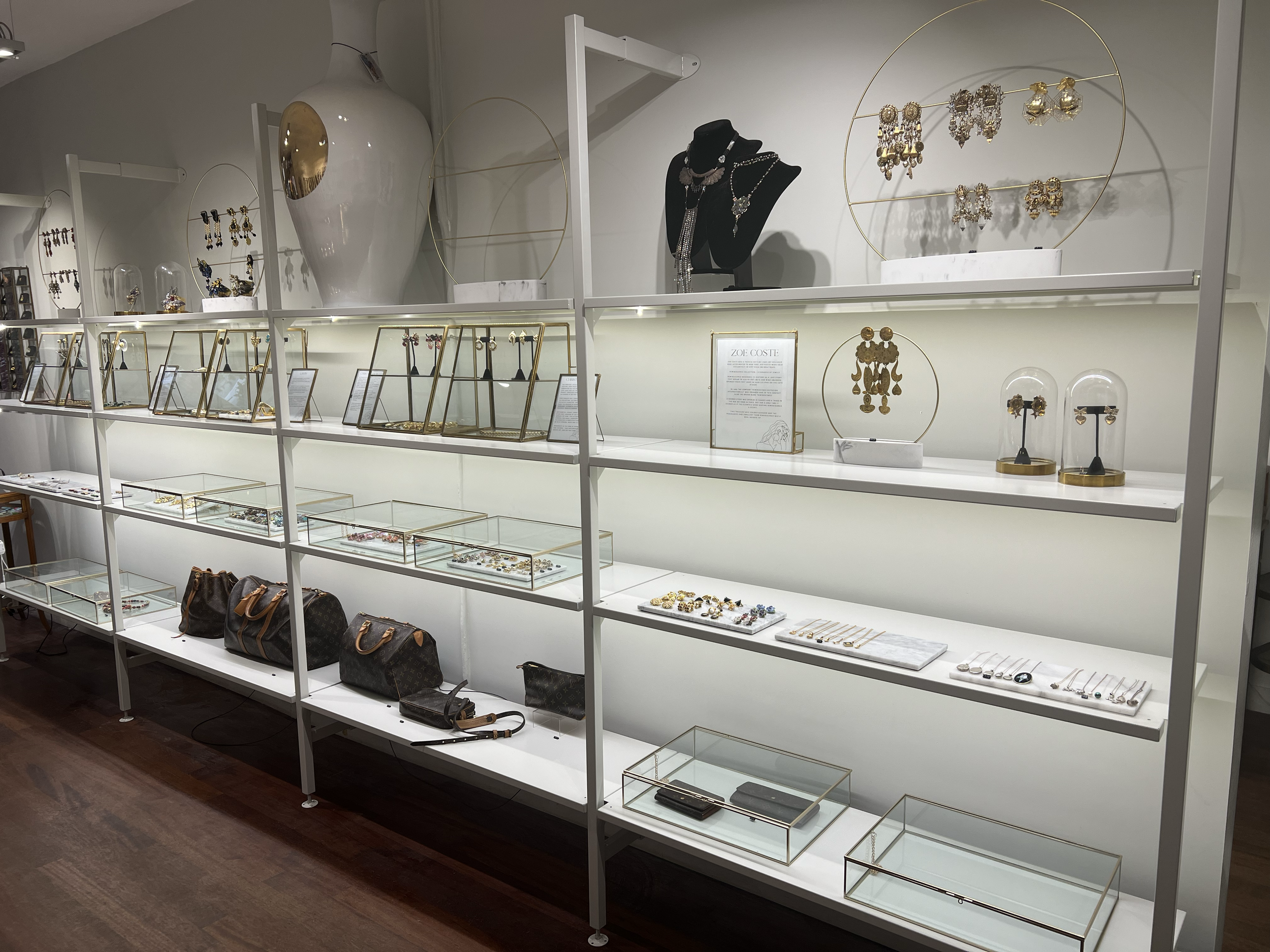 Right in the vibrant heart of Amsterdam, along the enchanting canal belt, you'll find this exclusive pop-up retail space for rent. 