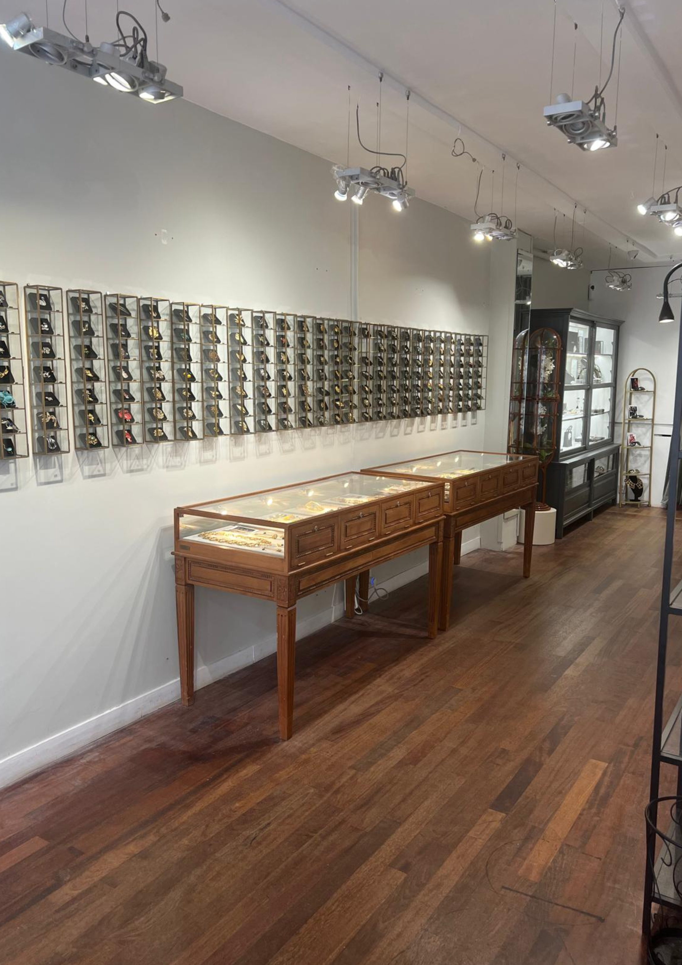 Right in the vibrant heart of Amsterdam, along the enchanting canal belt, you'll find this exclusive pop-up retail space for rent. 