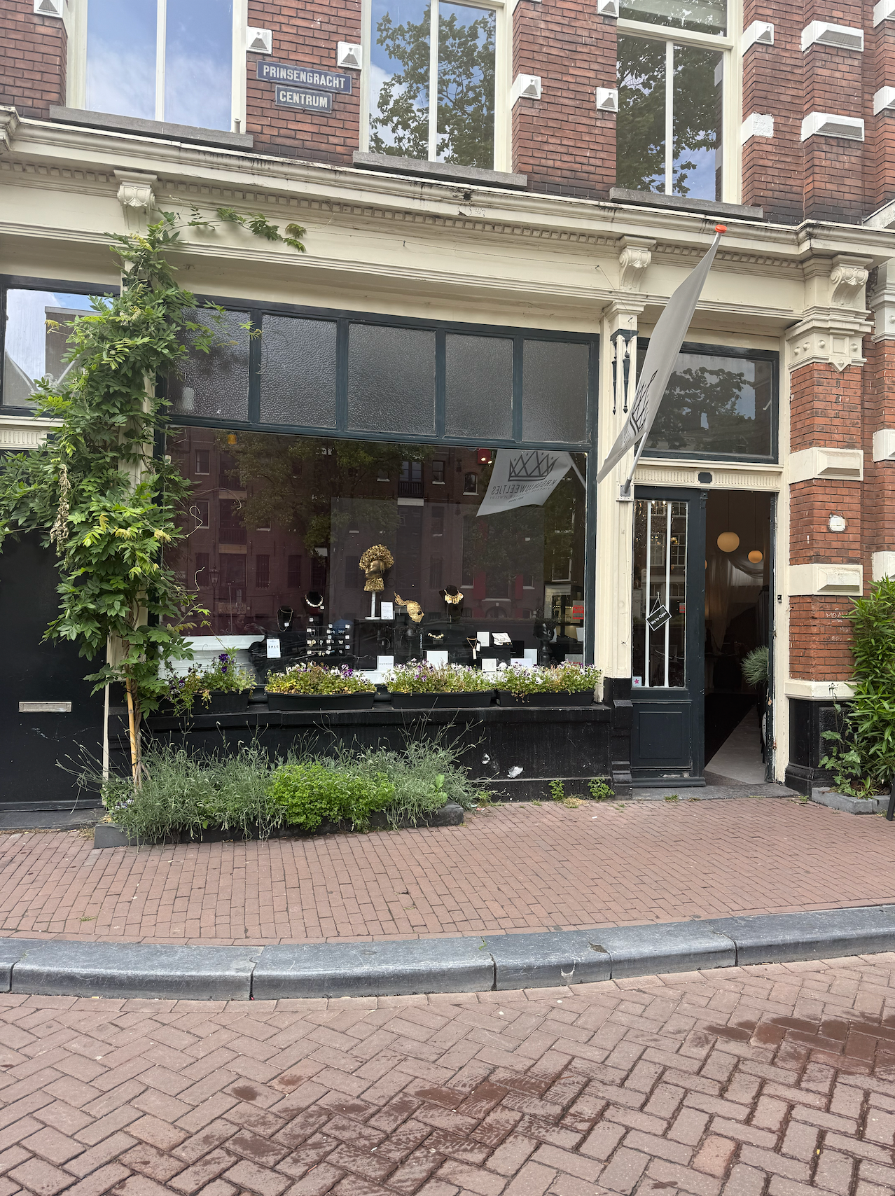 Right in the vibrant heart of Amsterdam, along the enchanting canal belt, you'll find this exclusive pop-up retail space for rent. 
