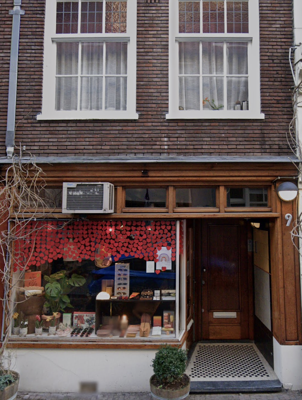 Right in the vibrant heart of Amsterdam, along the enchanting canal belt, you'll find this exclusive pop-up retail space for rent.