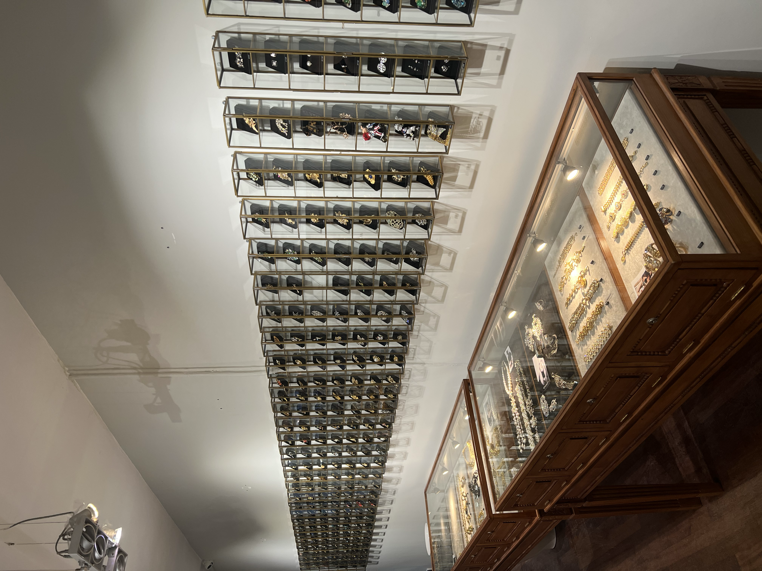 Right in the vibrant heart of Amsterdam, along the enchanting canal belt, you'll find this exclusive pop-up retail space for rent. 