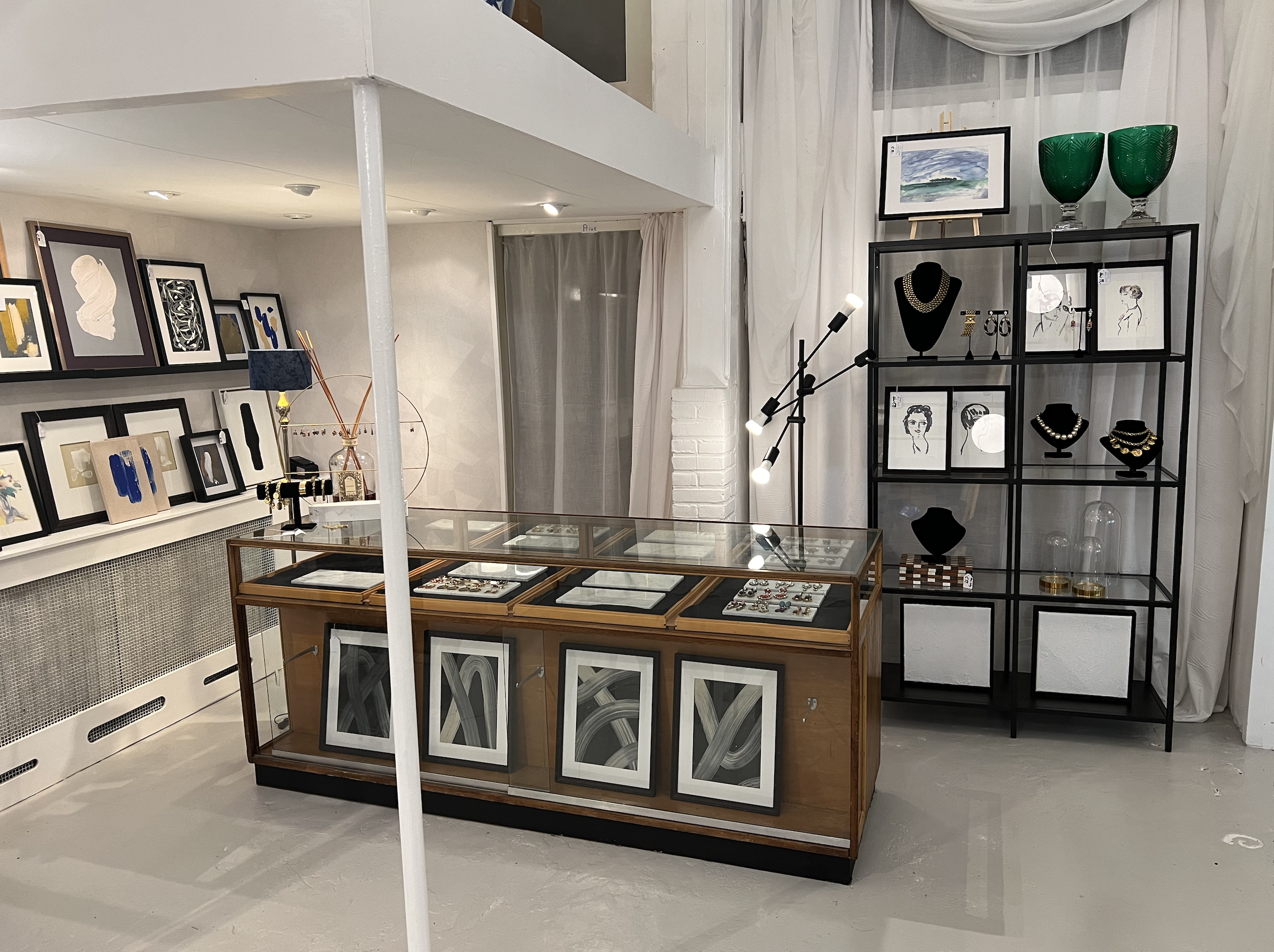 Right in the vibrant heart of Amsterdam, along the enchanting canal belt, you'll find this exclusive pop-up retail space for rent. 