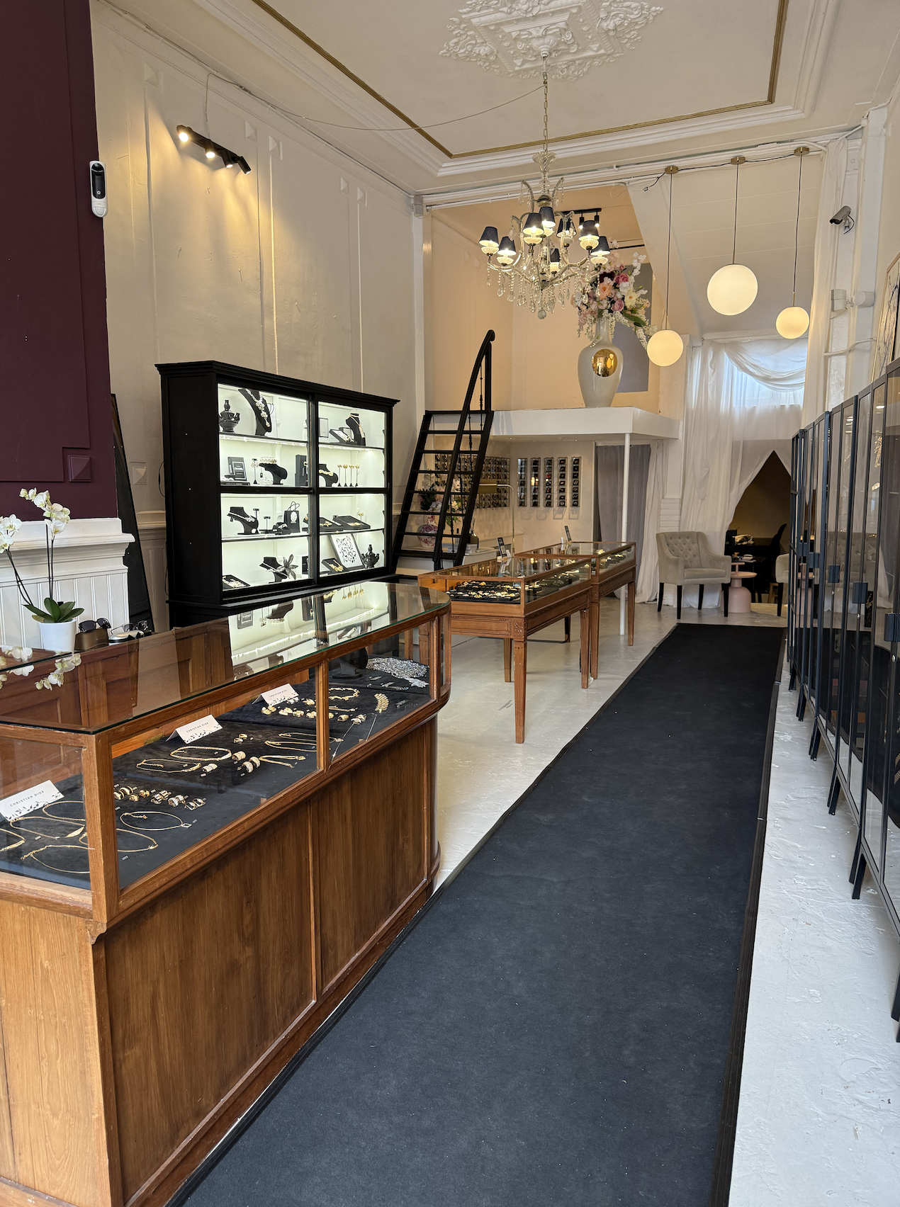 Right in the vibrant heart of Amsterdam, along the enchanting canal belt, you'll find this exclusive pop-up retail space for rent. 