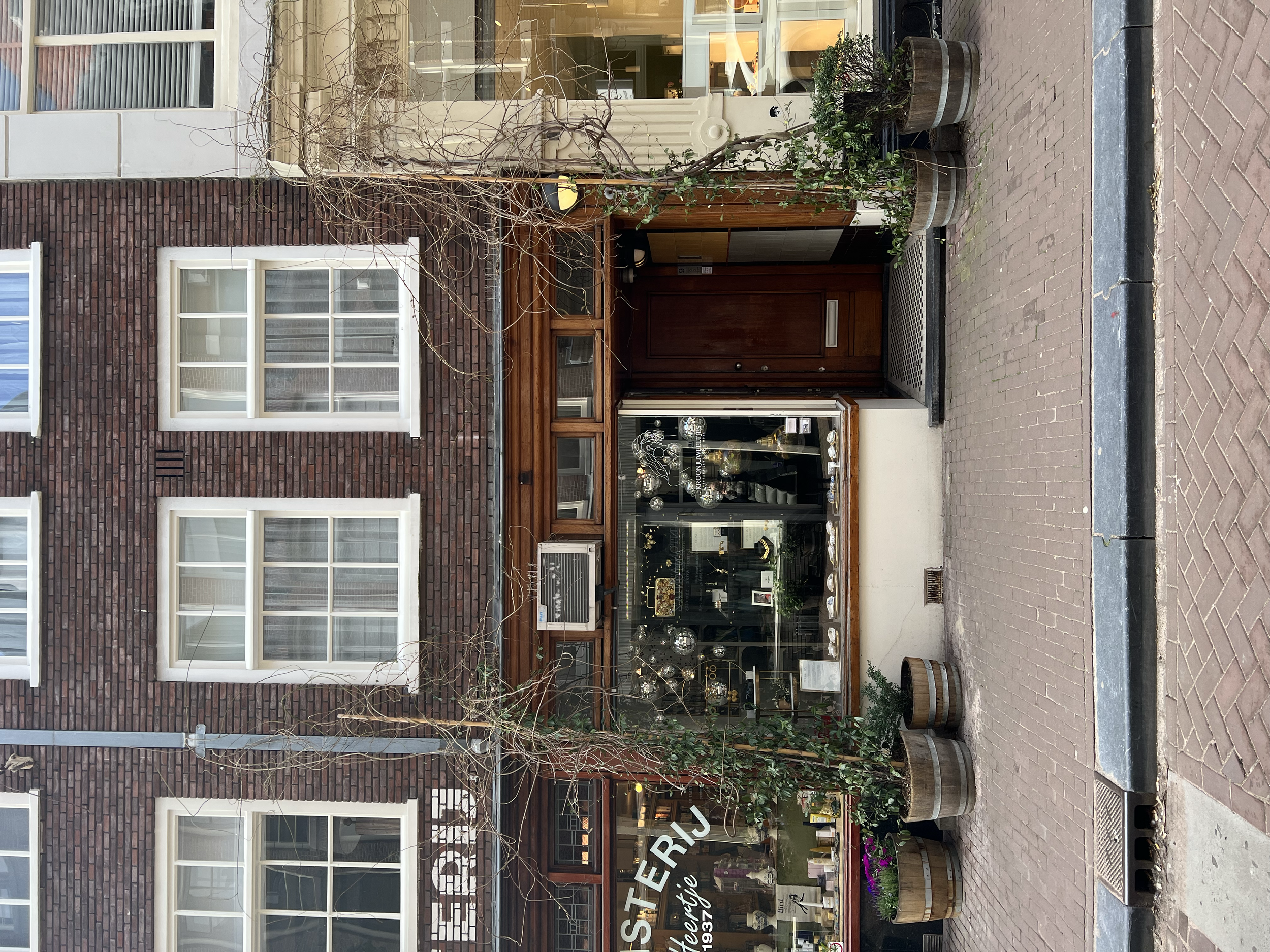 Right in the vibrant heart of Amsterdam, along the enchanting canal belt, you'll find this exclusive pop-up retail space for rent. 