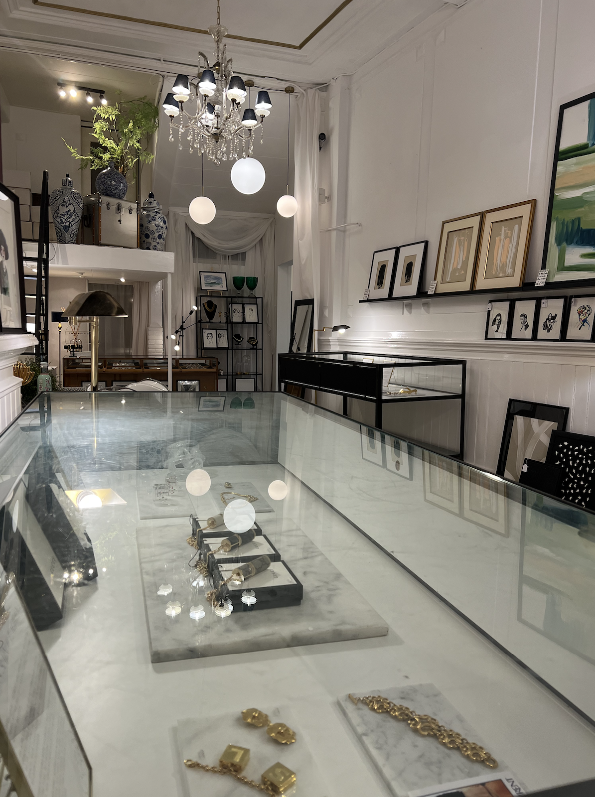 Right in the vibrant heart of Amsterdam, along the enchanting canal belt, you'll find this exclusive pop-up retail space for rent. 