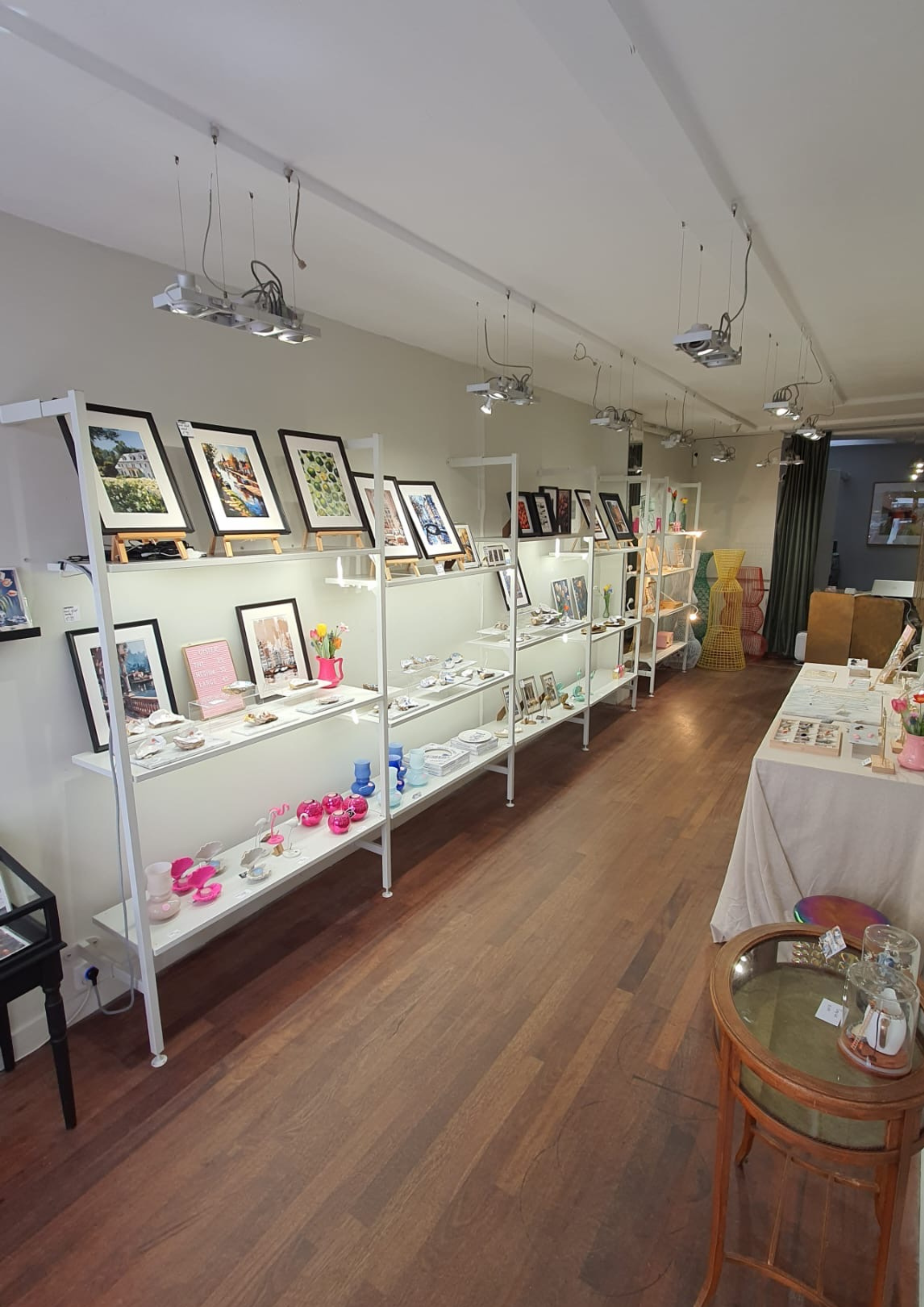 Right in the vibrant heart of Amsterdam, along the enchanting canal belt, you'll find this exclusive pop-up retail space for rent. 