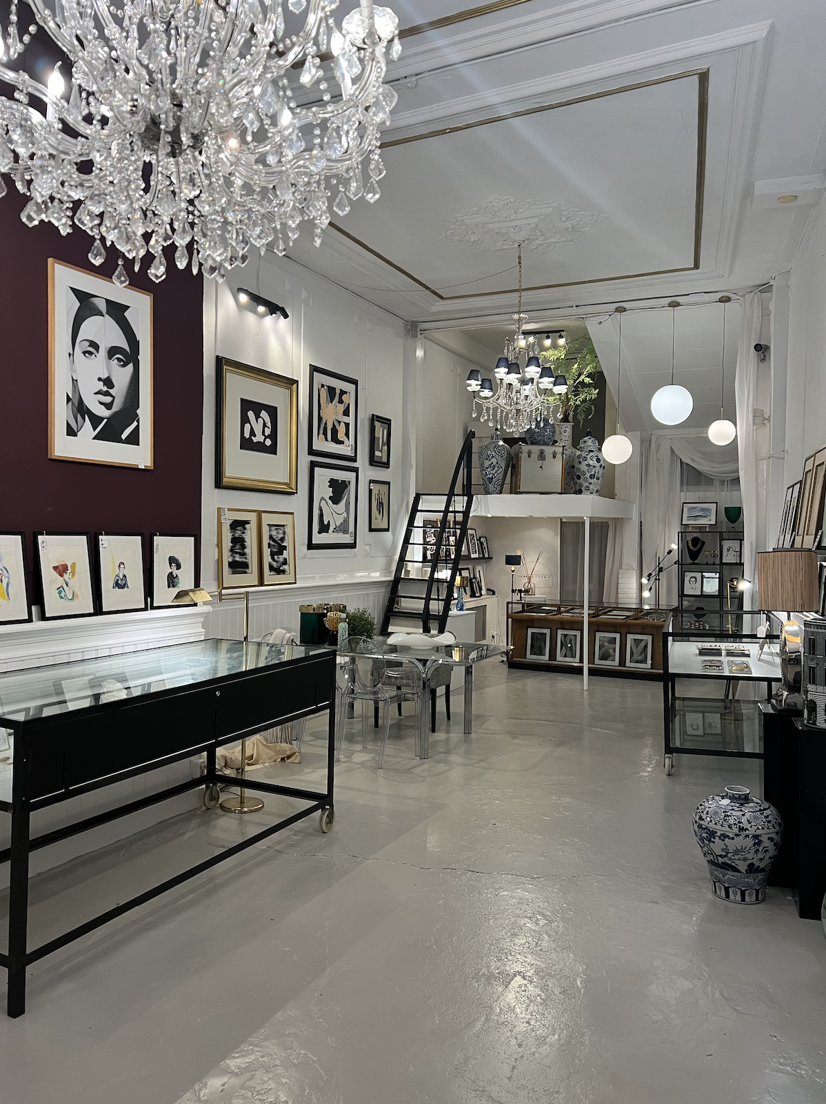 Right in the vibrant heart of Amsterdam, along the enchanting canal belt, you'll find this exclusive pop-up retail space for rent. 