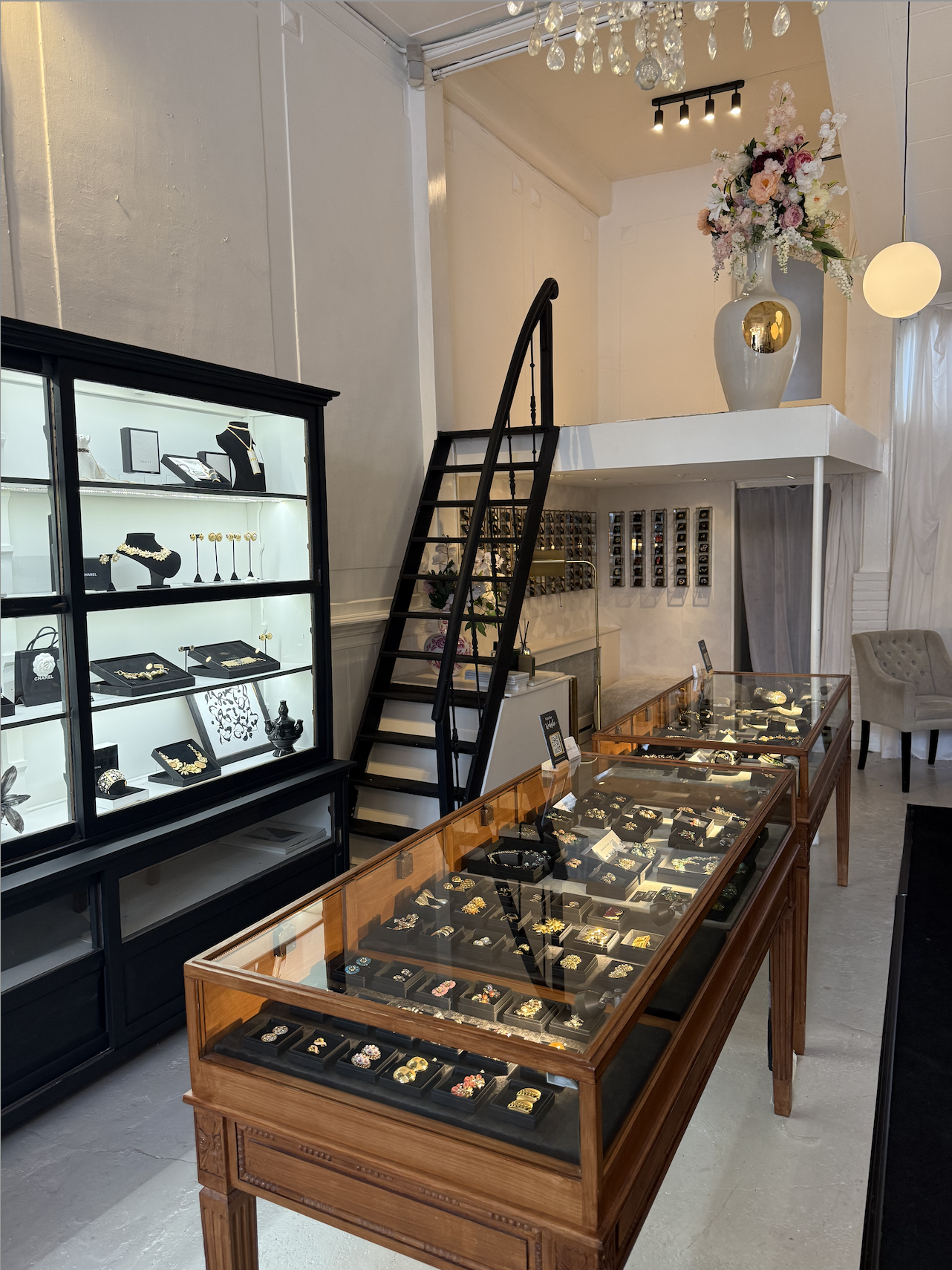 Right in the vibrant heart of Amsterdam, along the enchanting canal belt, you'll find this exclusive pop-up retail space for rent. 