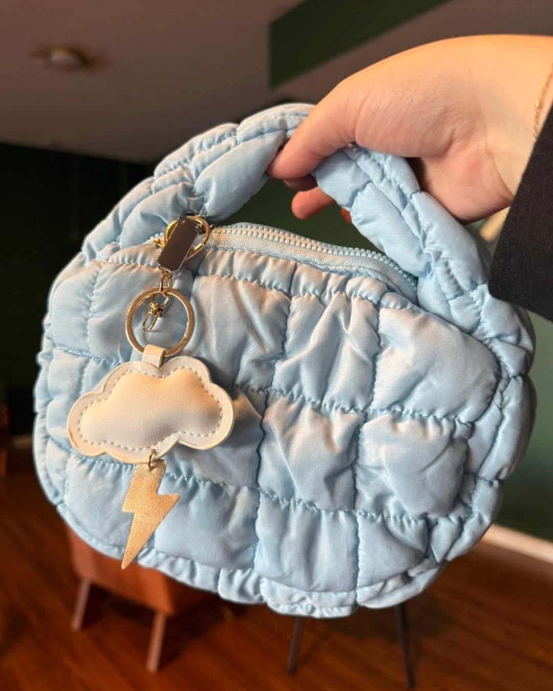 Our December box comes with this cute icy blue mini puffer purse. Perfect size for the essentials! The box also features a cloud charm for your bag. Don't miss out! 

Subscribe by November 30th at onegirlinspired.com.