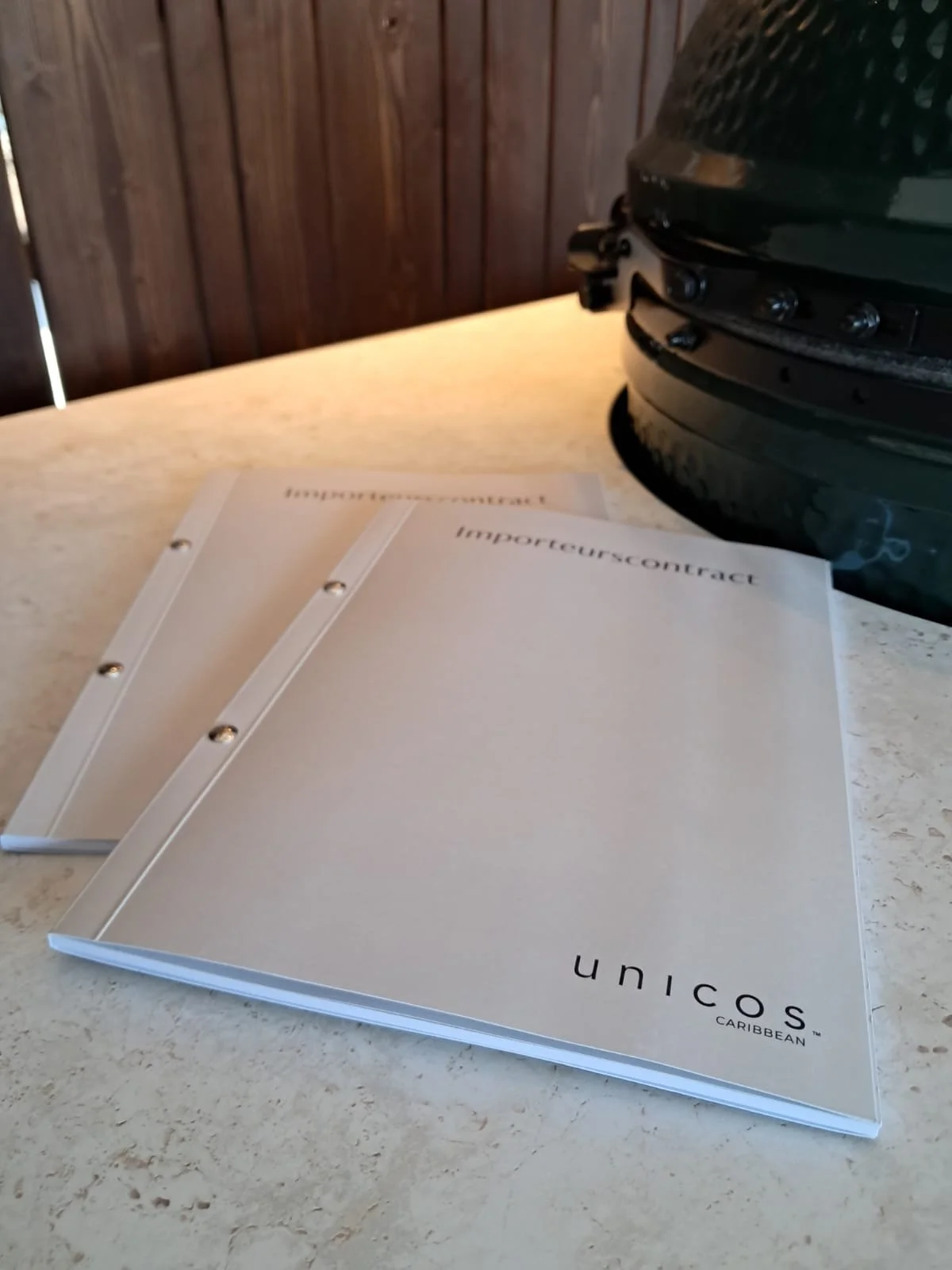 Unicos huisstijl brochure in realistische setting op tafel | Grafisch ontwerp S Creations