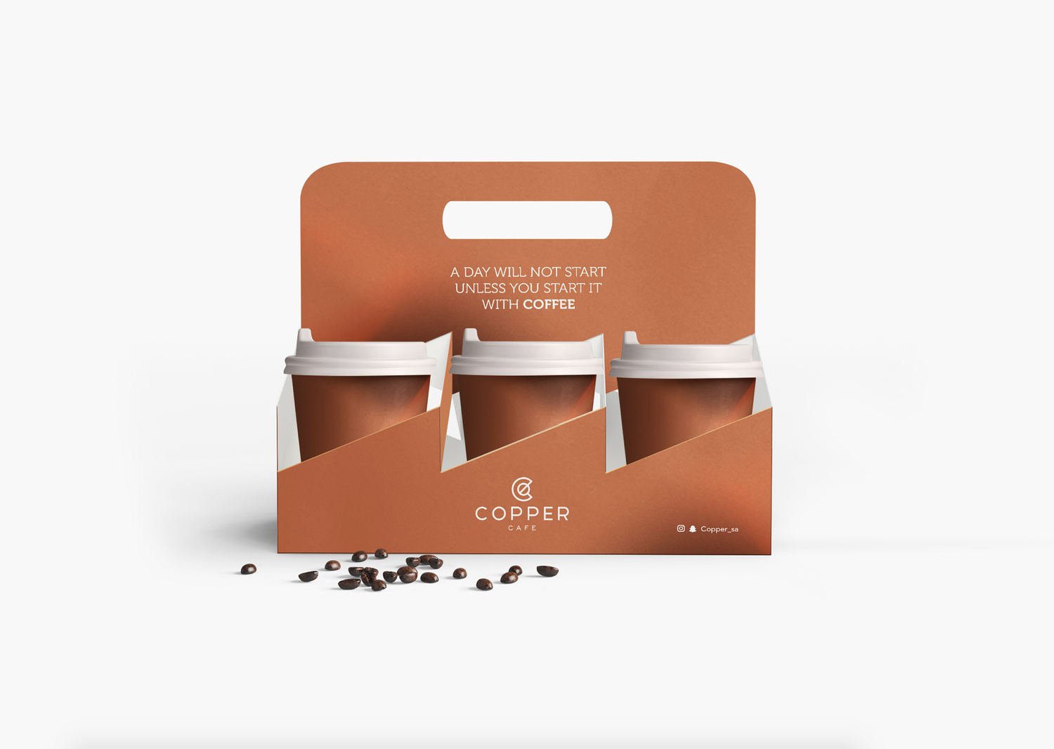 Koperkleurige bekerhouder met logo van Copper Café en branding in wit | Verpakkingsontwerp specialty coffee