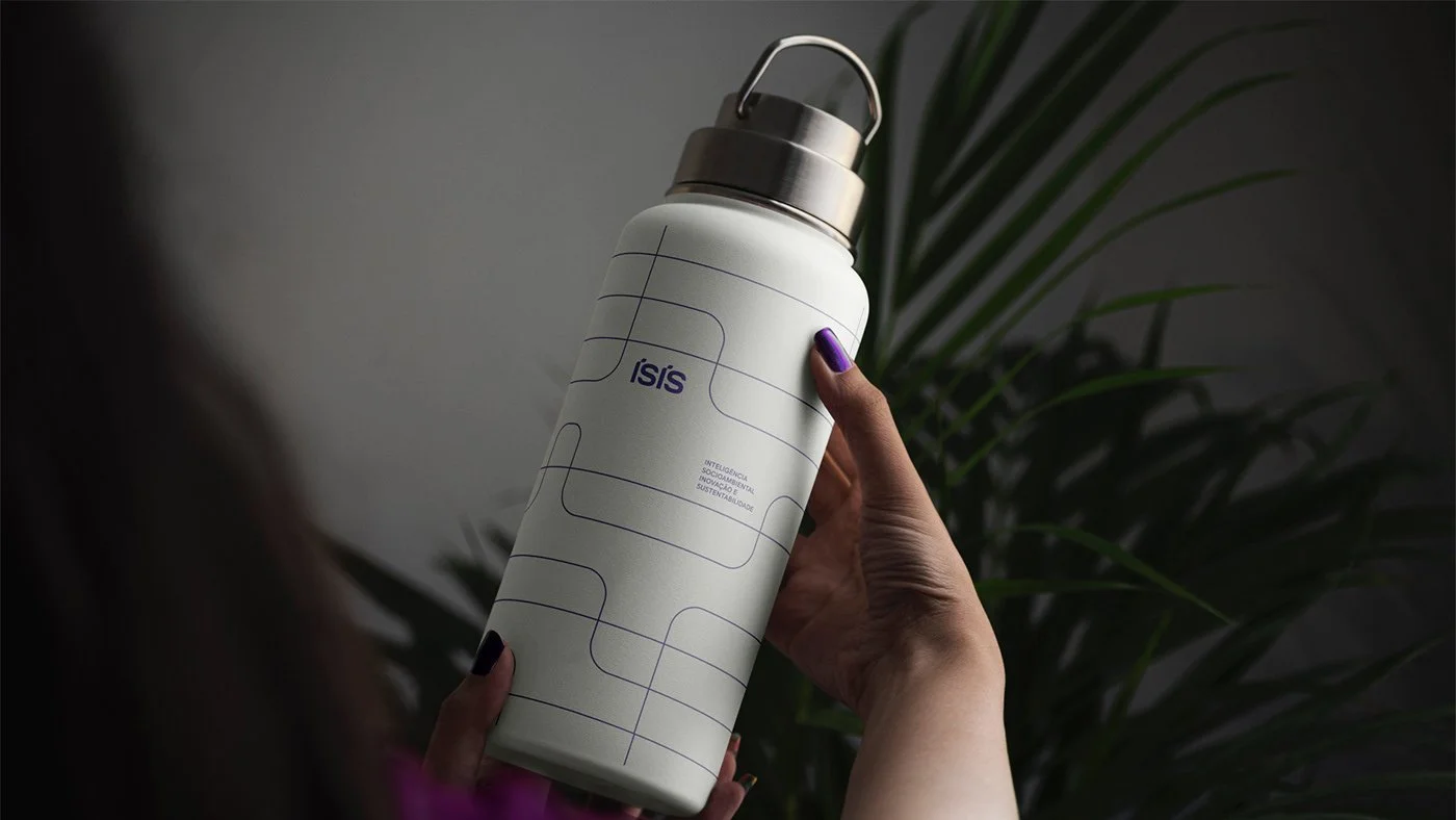 Blik met Ísis branding in strakke zwart-witte stijl | Duurzame verpakking