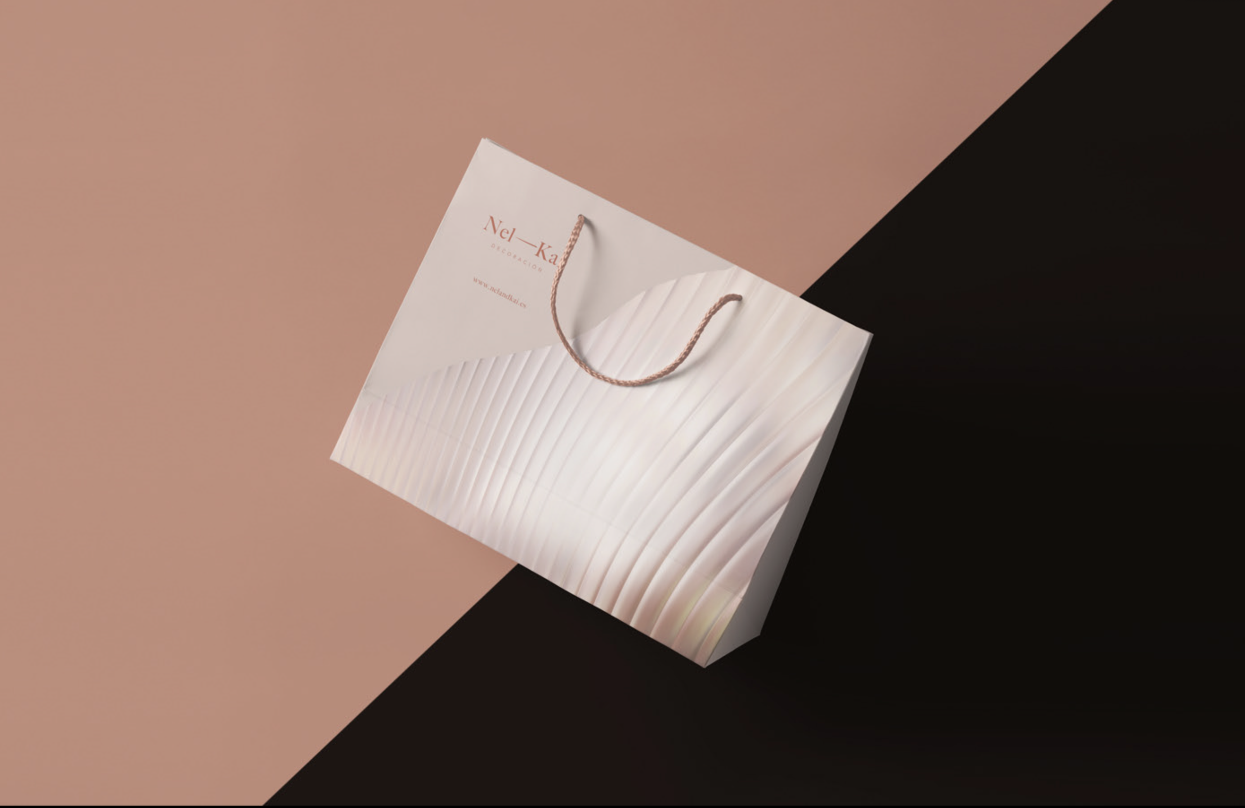 Nel + Kai shopping bag met verfijnd patroon en luxe uitstraling | Branding toegepast op packaging