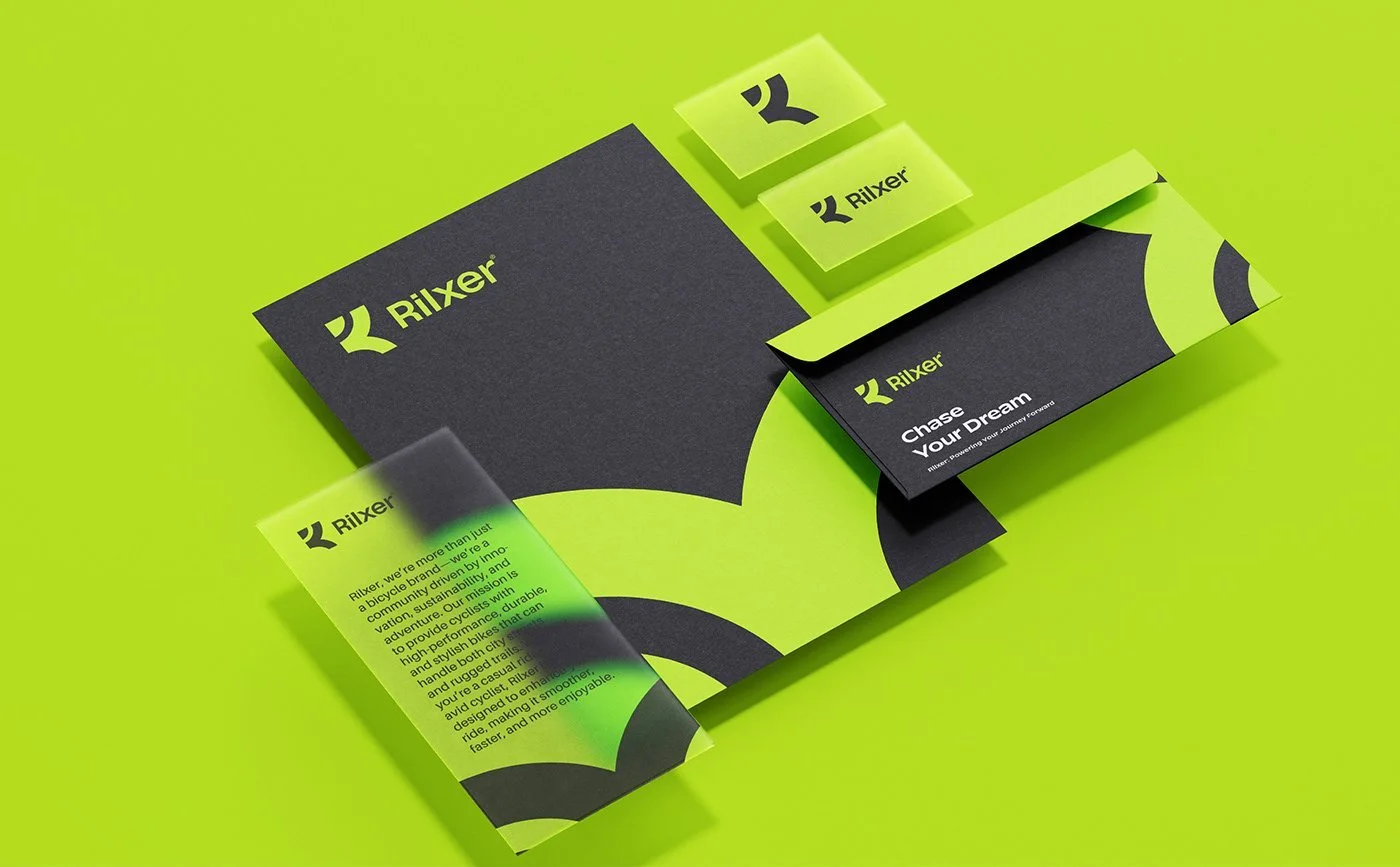 Rilxer stationery en branding materialen in opvallend kleurgebruik | Visuele merkconsistentie