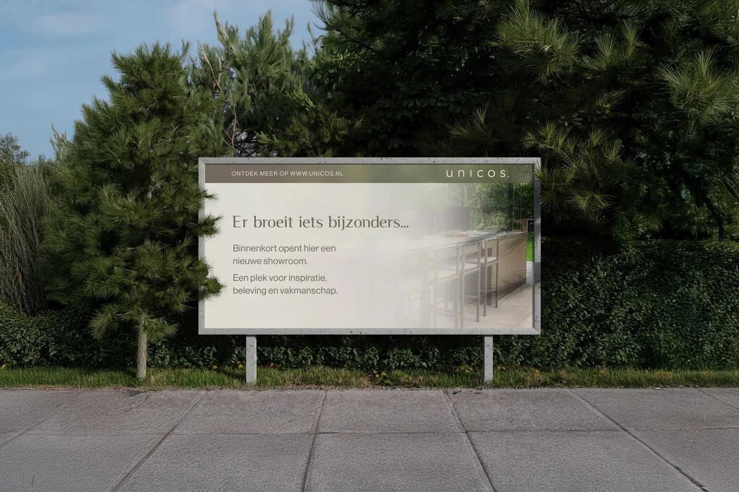 Reclamebord met Unicos branding in natuurlijke buitenomgeving | Project Unicos huisstijl
