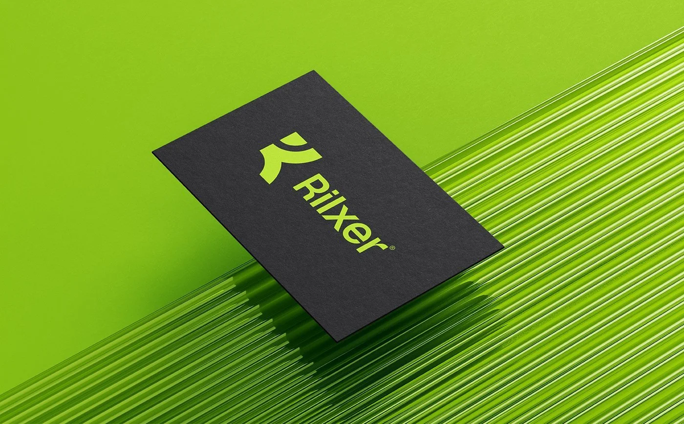 Visitekaartontwerp in zwart met limegroen logo voor Rilxer | Luxe afwerking en moderne uitstraling