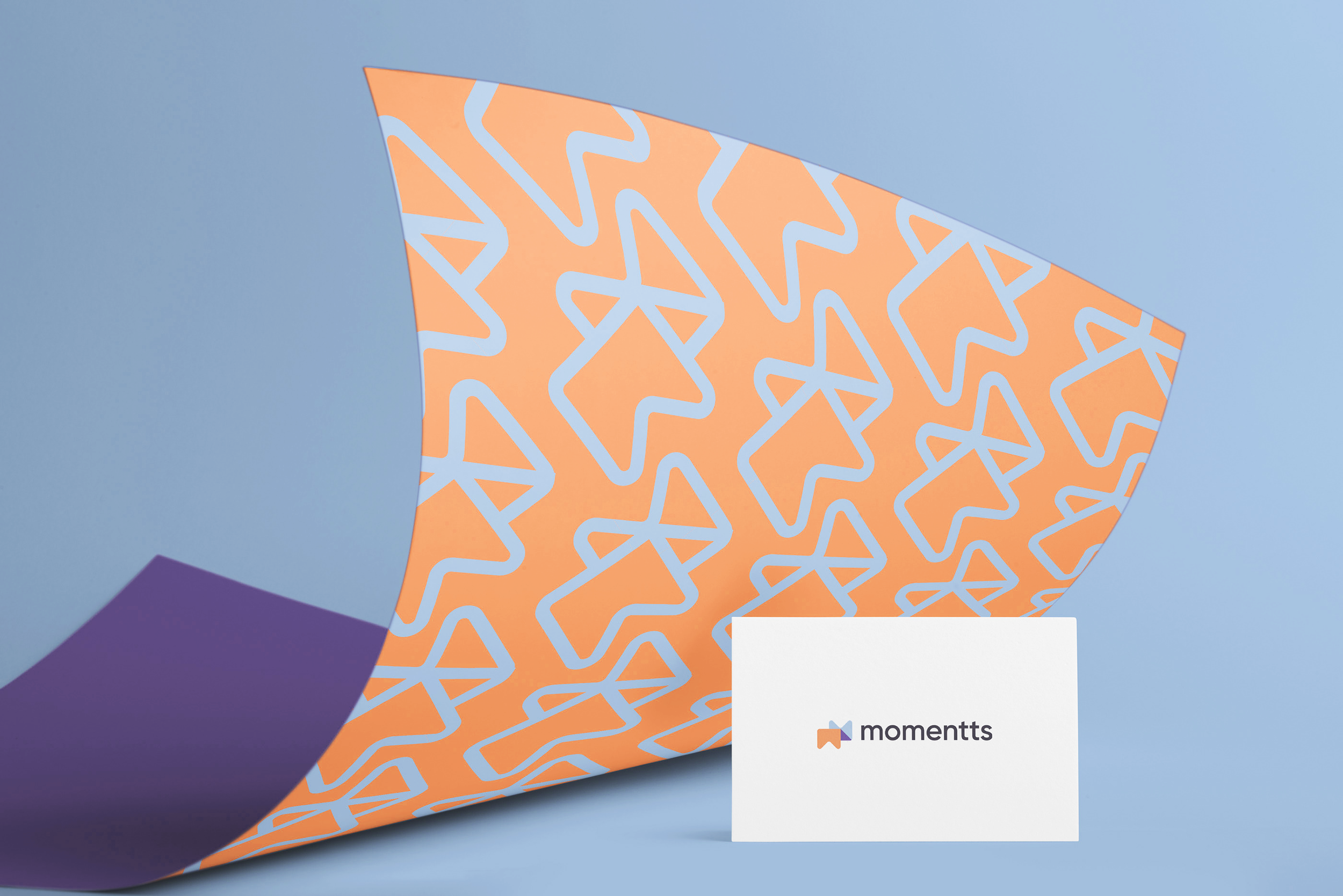 Gedrukte poster met Momentts logo en speels lijnpatroon in huisstijlkleuren | Brandingtoepassing
