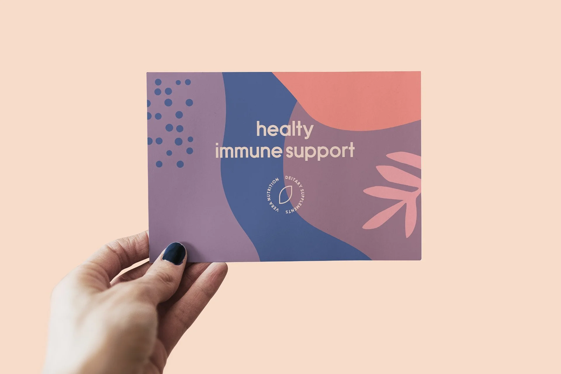 Merkkaart met gezondheidsslogan in Vera stijl | Zachte en vertrouwde branding voor supplementen