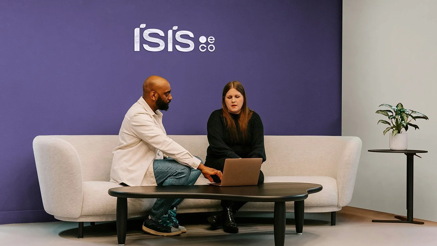 Professioneel gesprek voor brandingwand met Ísis logo | Corporate sfeerbeeld
