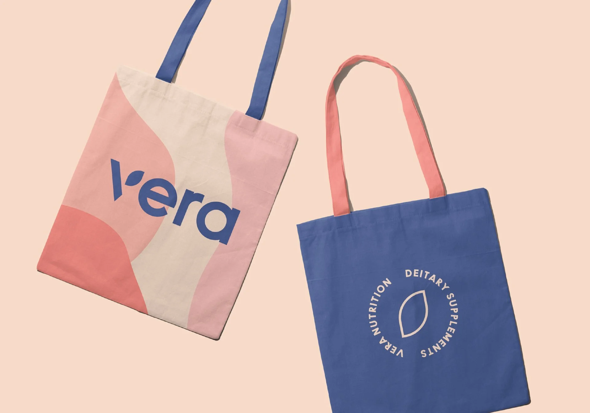 Bedrukte tassen met Vera logo en patronen in huisstijlkleuren | Duurzaam promotiemateriaal