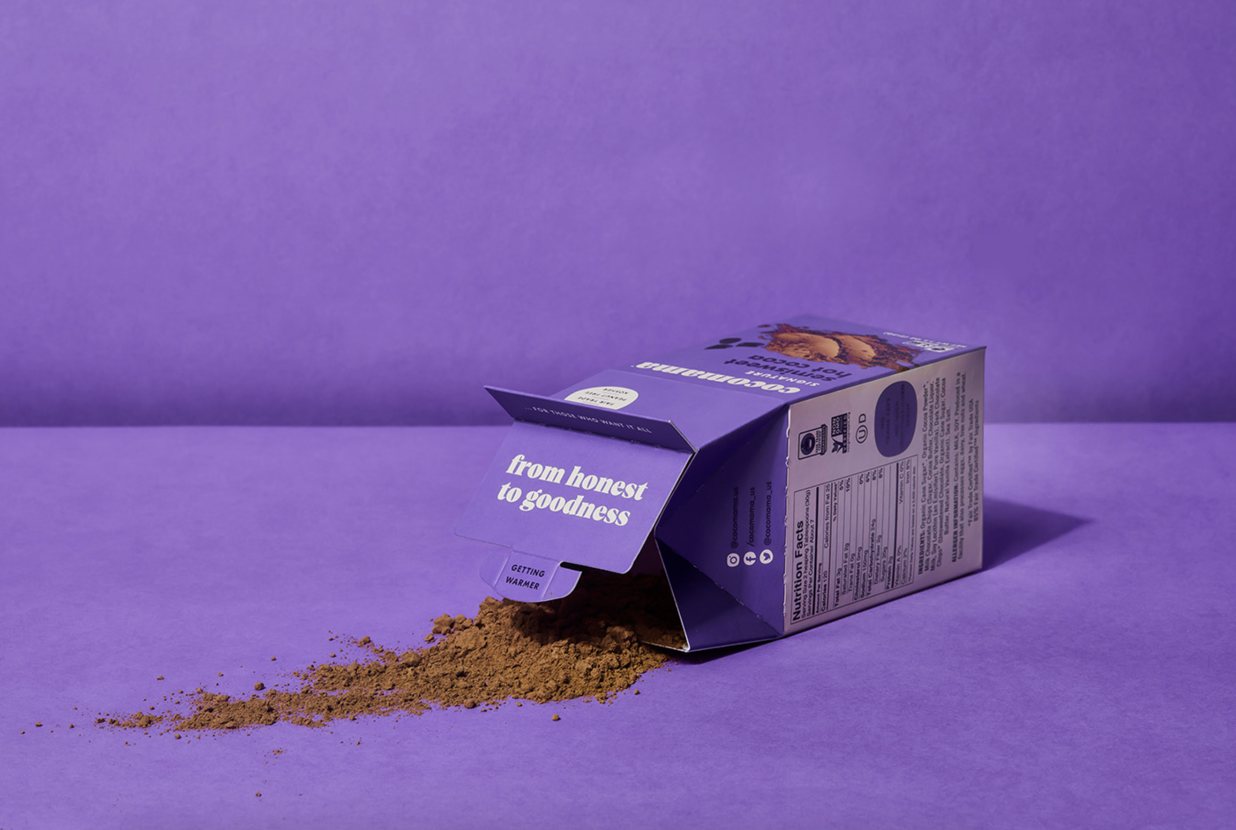 Uitgestrooide Cocomama bakmix uit paarse doos | Vegan baking product presentatie