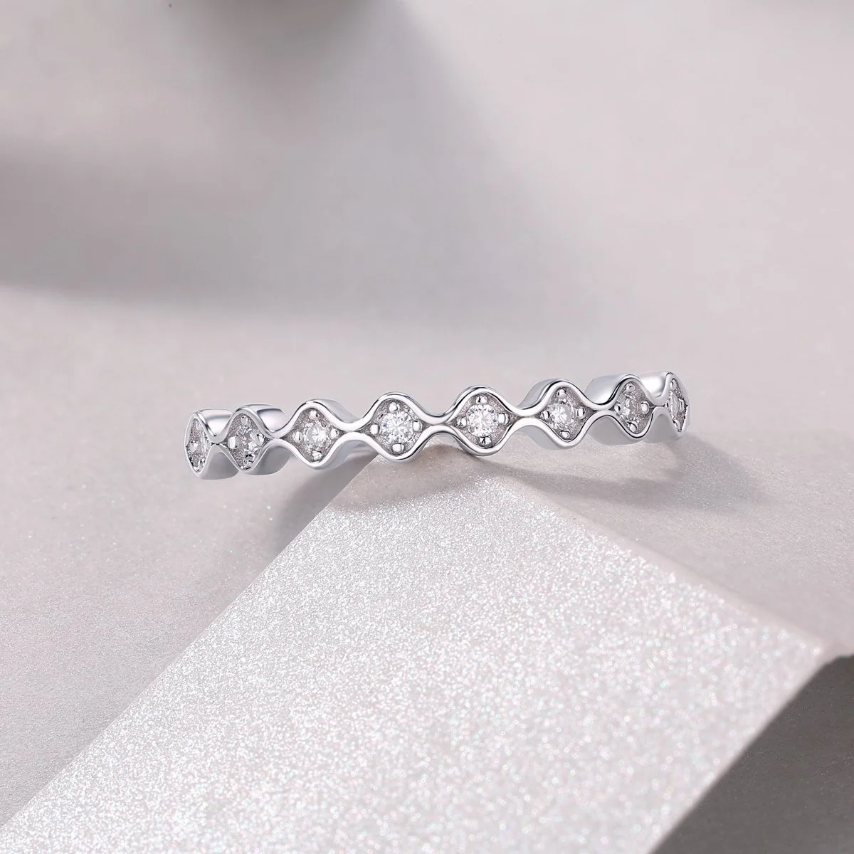💎 Geometric Kite-Set Band Ring
