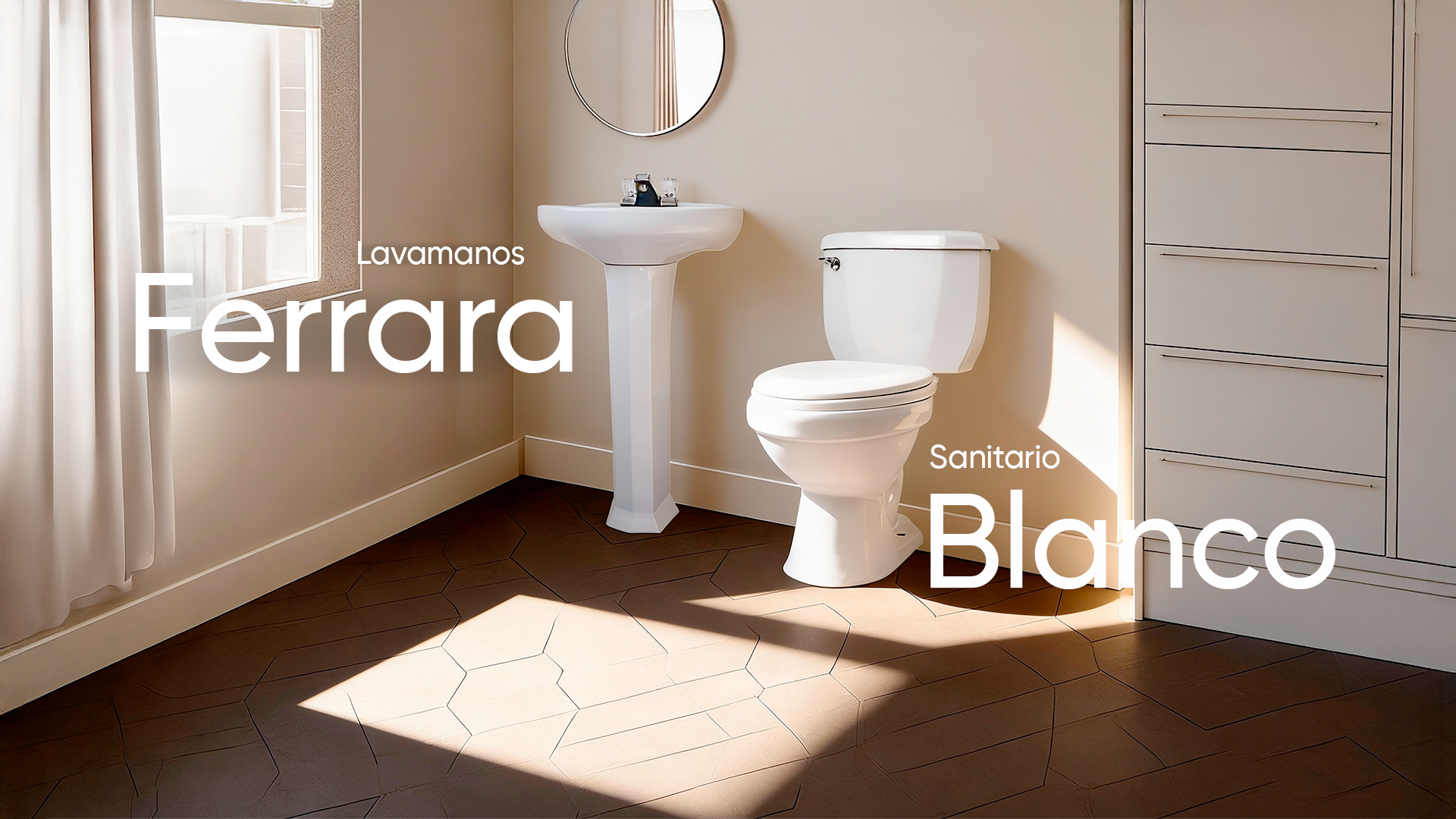 Baño con inodoro, lavabo y espejo frente a una ventana con cortinas blancas, piso de azulejos marrones y paredes beige, con texto en español que dice 'Lavamanos', 'Ferrara', 'Sanitario' y 'Blanco'.