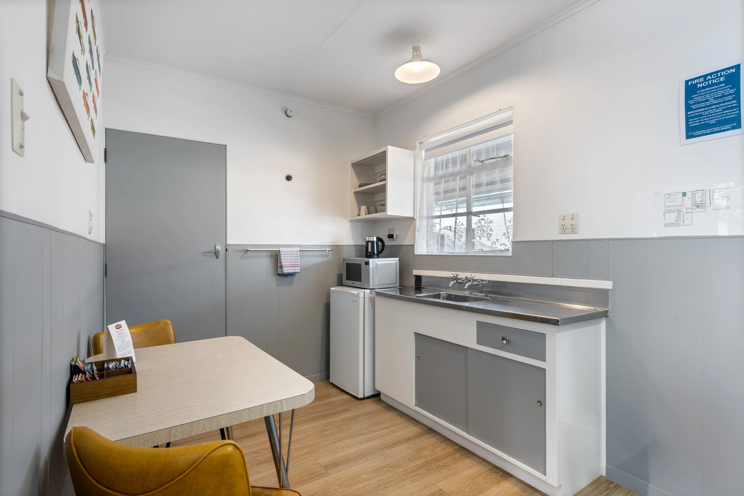 King studio kitchen.JPG