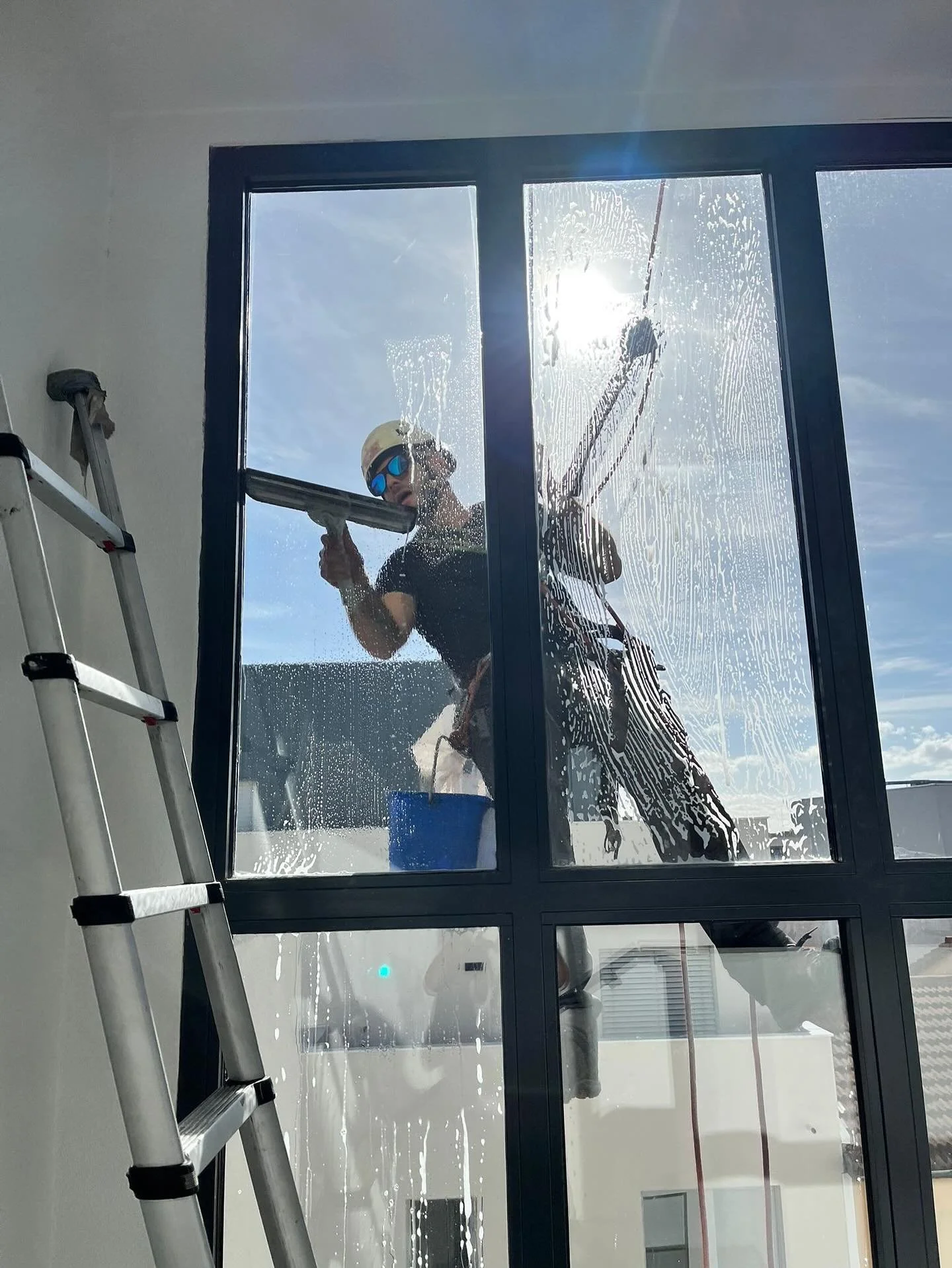 Du sol au ciel, on fait briller vos vitres ✨
#VitresPropre #VueImpeccable #JobPassion