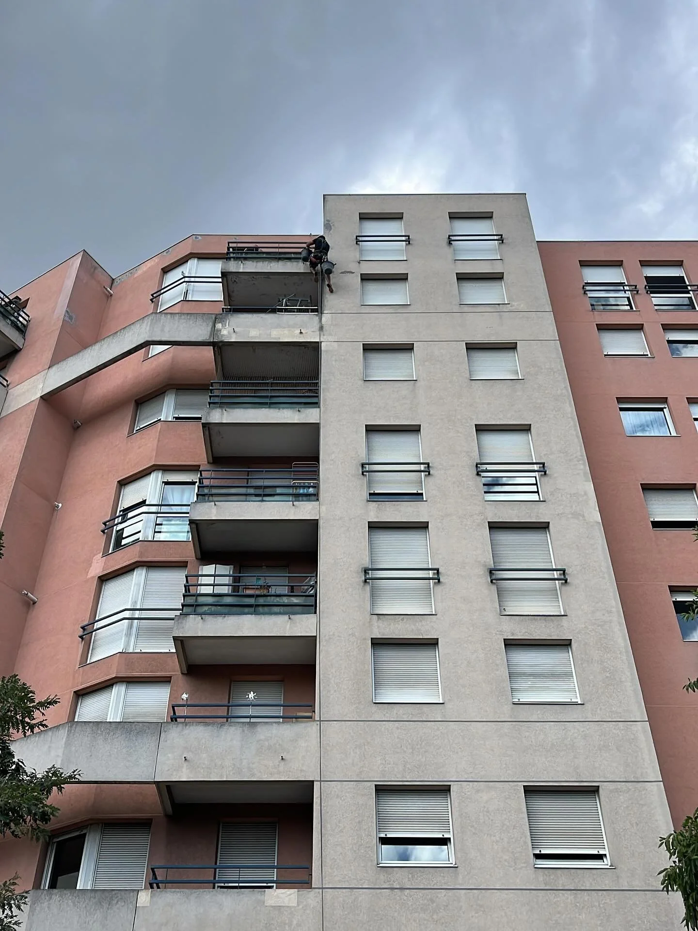 Purge de s&eacute;curit&eacute; effectu&eacute;e en fa&ccedil;ade pour &eacute;liminer les &eacute;l&eacute;ments instables.
Reprise en ma&ccedil;onnerie soign&eacute;e des zones purg&eacute;es, suivie d&rsquo;une mise en peinture avec un ton rapproc