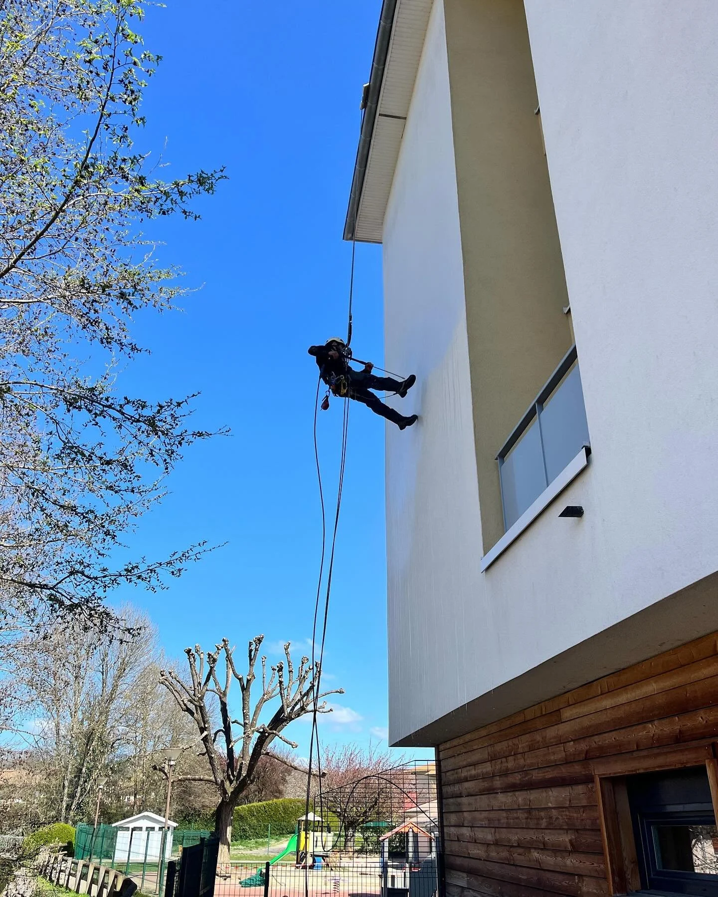 Une fa&ccedil;ade m&eacute;connaissable 😲💪
Nettoyage haute pression + anti-mousse = r&eacute;sultat net et durable.
Swipe pour voir la diff&eacute;rence !
#Transformation #NettoyageFa&ccedil;ade #AvantApr&egrave;s #AntiMousse