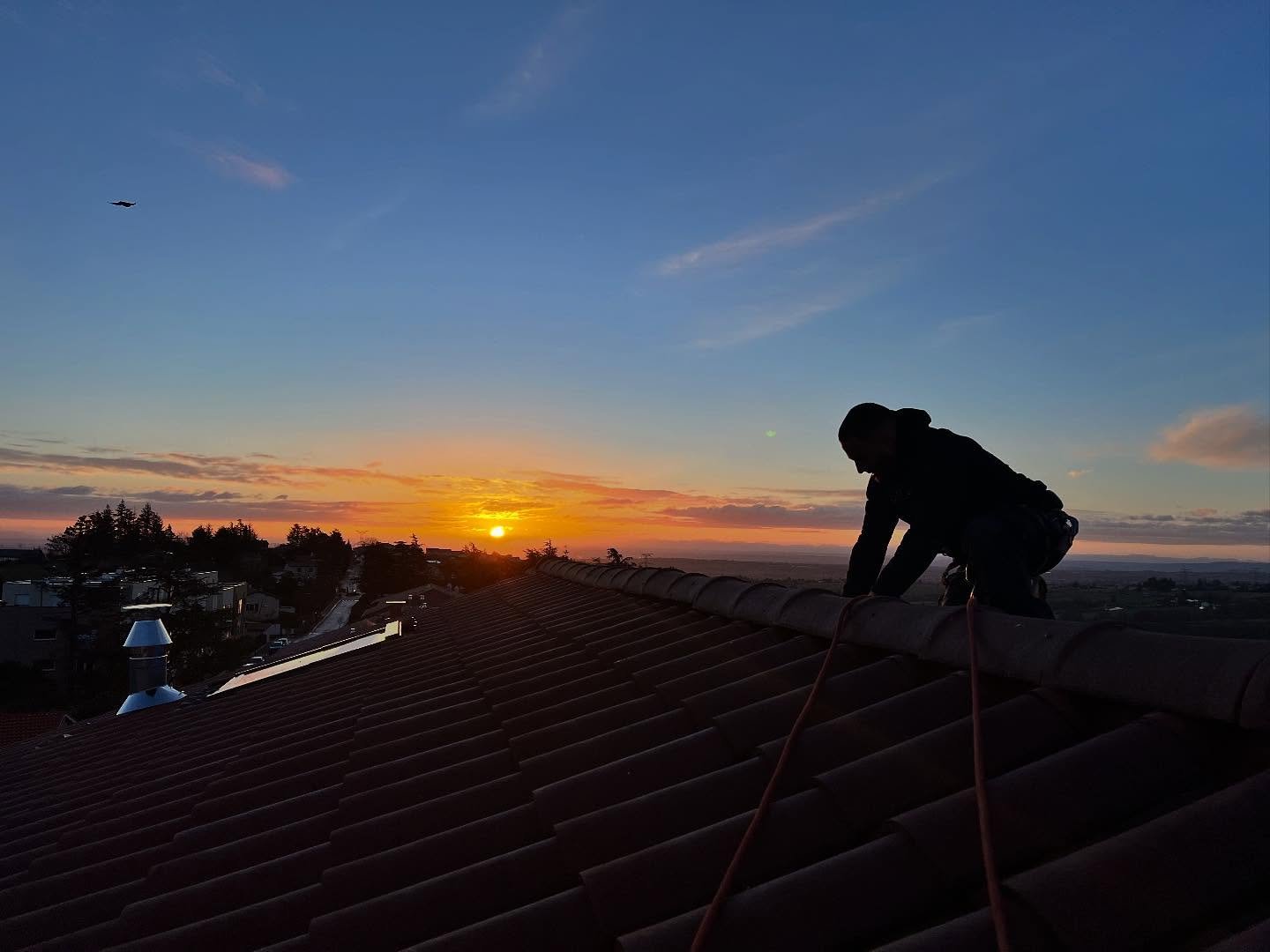 Installation des cordes en toiture, berc&eacute;s par les premi&egrave;res lueurs du jour 🌄
Quand s&eacute;curit&eacute; et beaut&eacute; du lever de soleil se rencontrent en hauteur. #TravailEnHauteur #Lev&eacute;DeSoleil #S&eacute;curit&eacute;Ava