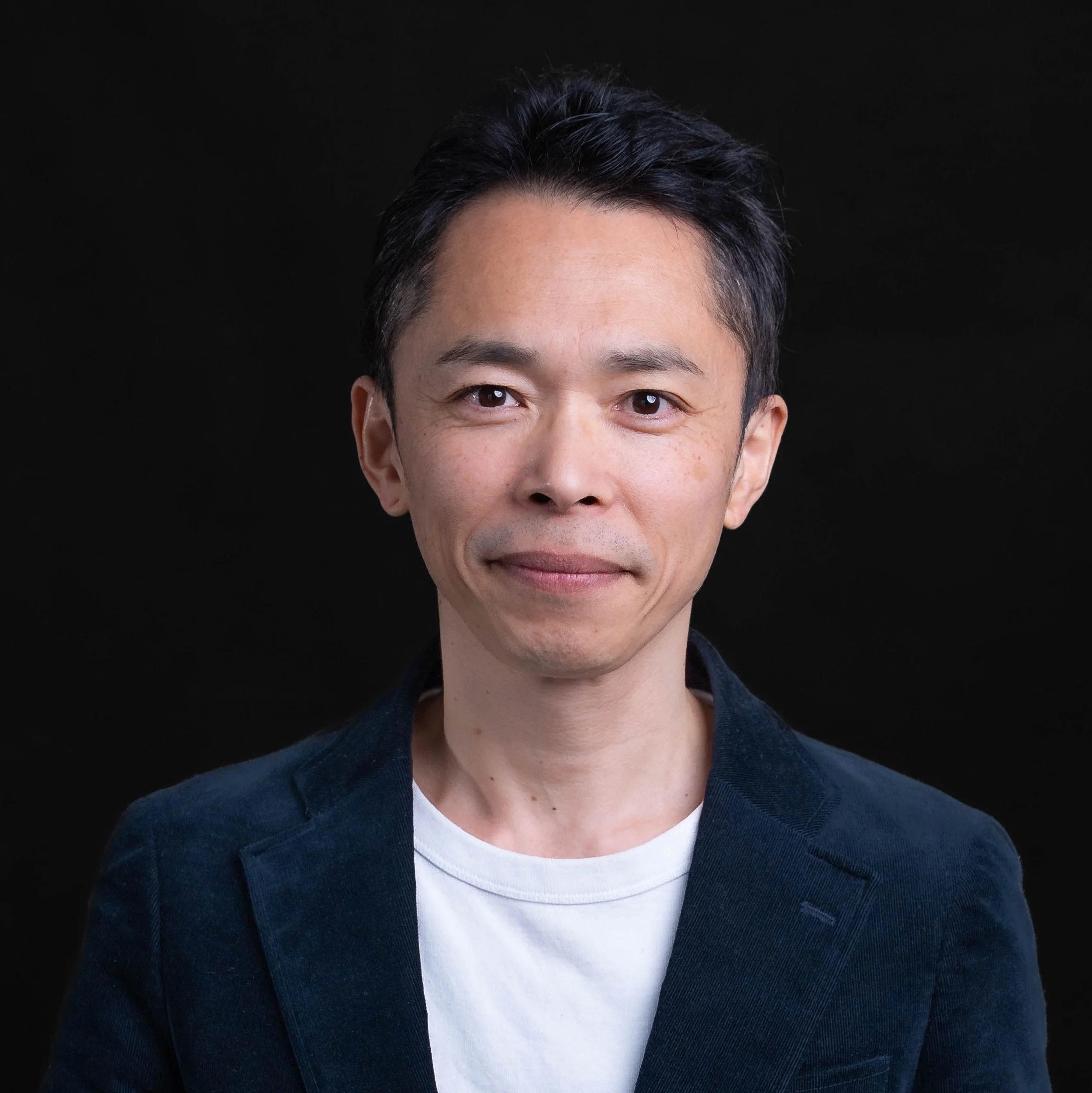 スーツを着ている目黒峰人の写真