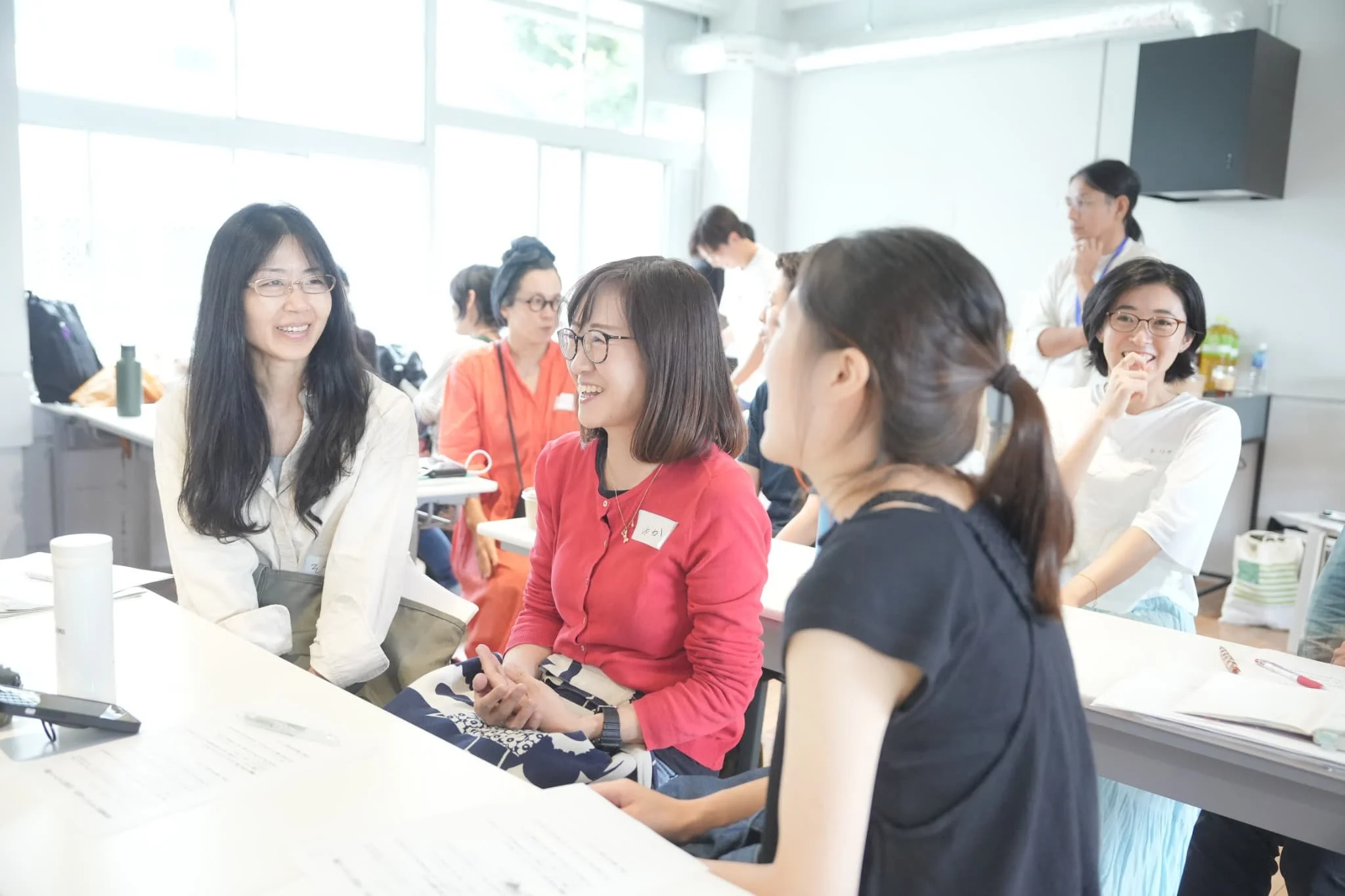 イベントで参加者がおしゃべりしている様子