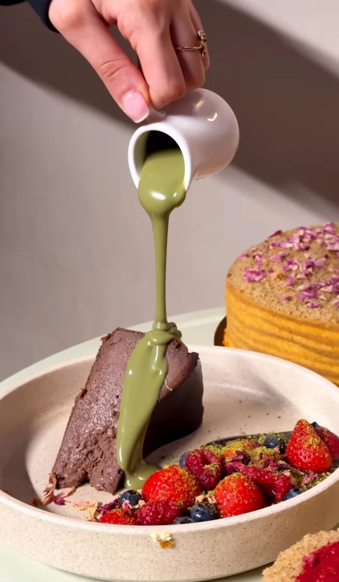 Luxury pistachio dessert sauce by Oyku drizzled on cake and berries — premium topping for cakes and gelato
