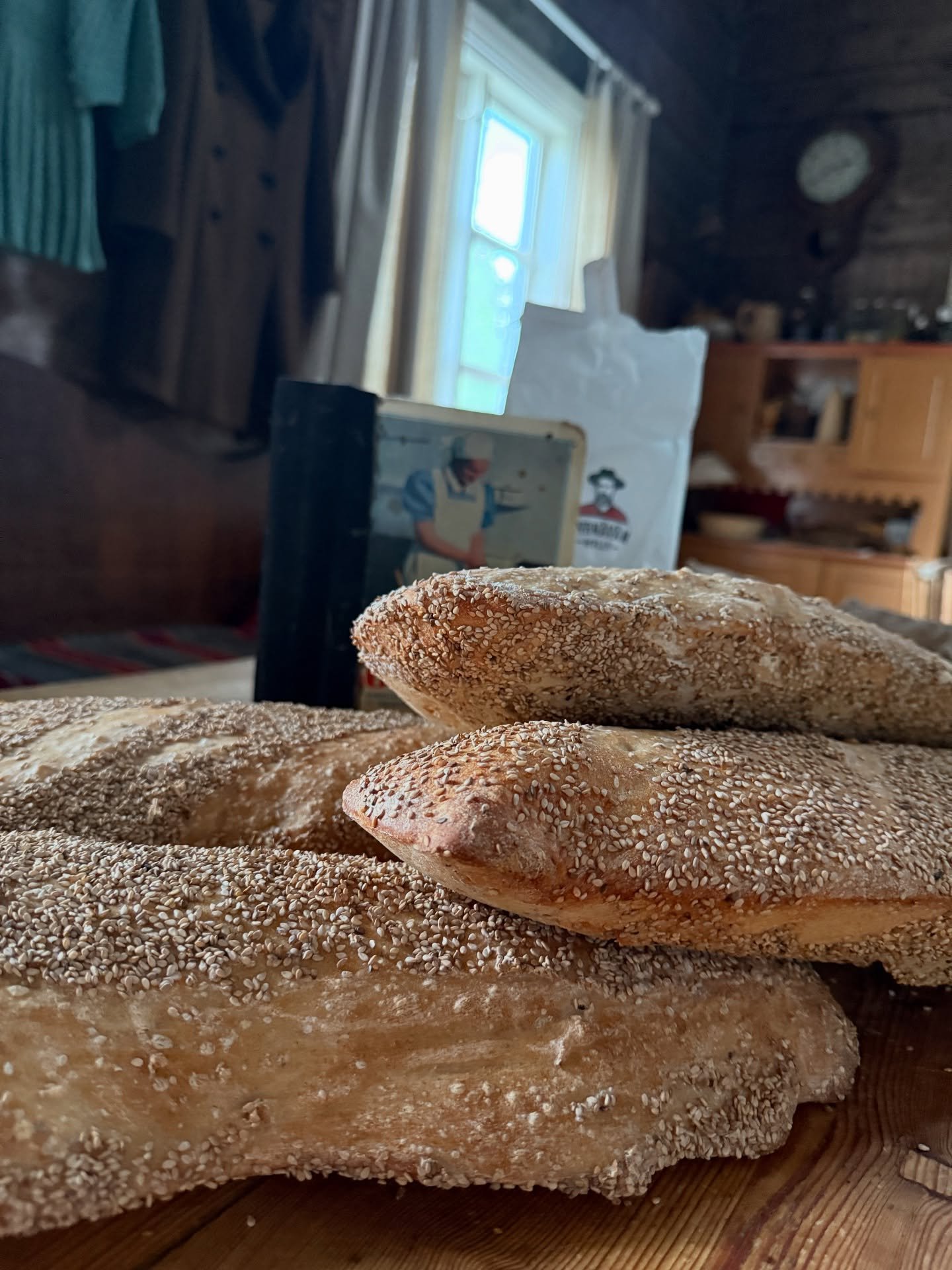 Kohta Korvalan Komeassa leijailee uunituoreen Tildajuurileiv&auml;n tuoksu. Juureen leivottu, rapeakuorinen ja sis&auml;lt&auml; pehme&auml; &ndash; t&auml;ydellinen lounaan kylkeen.
Kumpi houkuttelee sinua enemm&auml;n: leip&auml; vai s&auml;mpyl&au