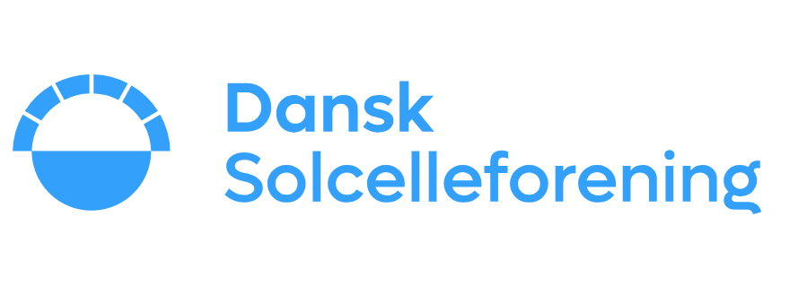 Logo af Dansk Solcelleforening med et blåt ikon og teksten 'Dansk Solcelleforening'