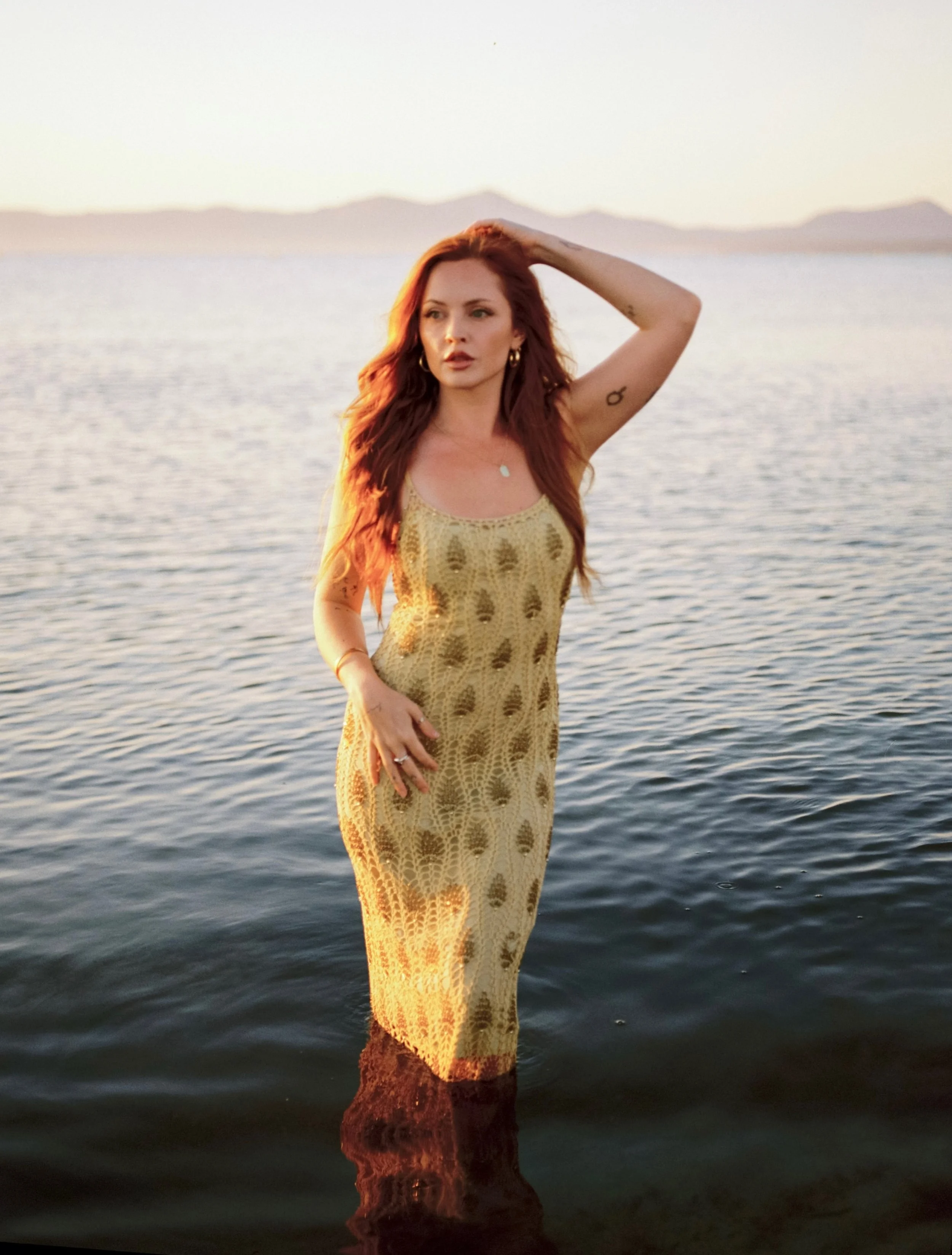 Meghan, my sunrise siren 🧜&zwj;♀️

shot at the beautiful @sarenademuroresort 

#mallorca 
#spain 
#italyphotographer 
#romephotographer